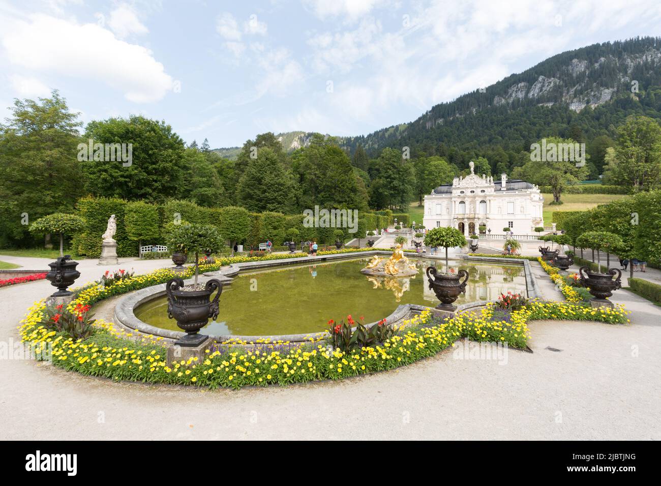 Linderhof, Allemagne - 21 août 2021 : vue sur l'étang en face du palais de Linderhof (Schloss Linderhof). Avec la montagne en arrière-plan. Banque D'Images