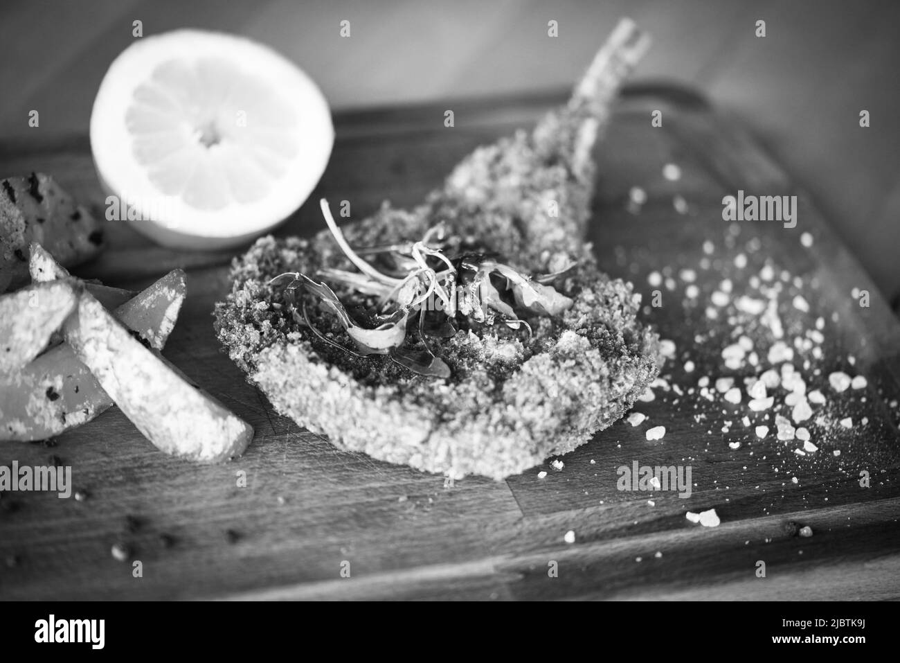 délicieux schnitzel de porc panko croustillant avec des quartiers et du poivre frais Banque D'Images