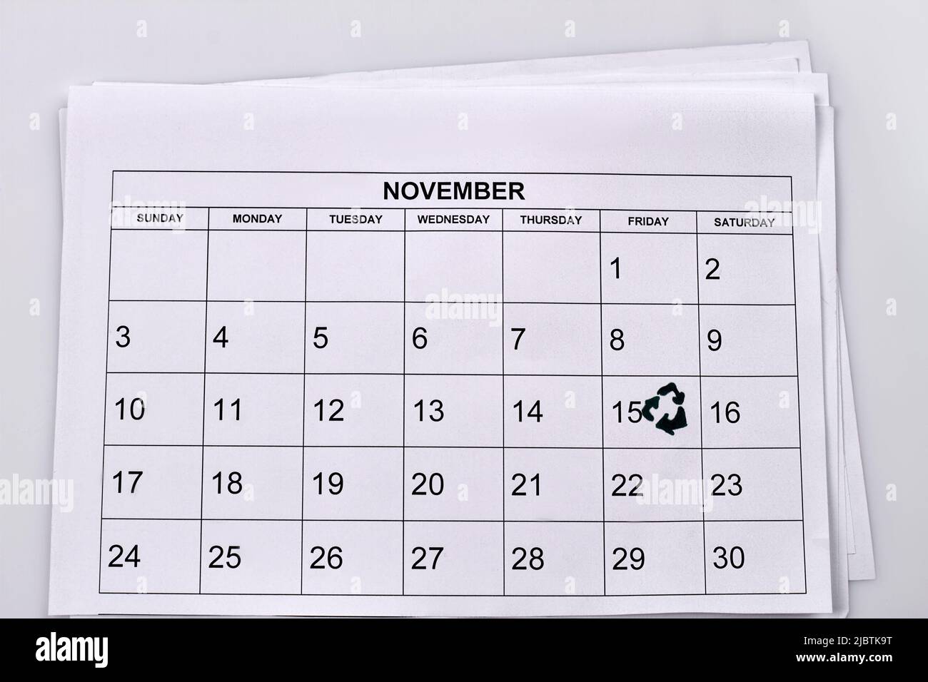 Calendrier de novembre avec 15 jours marqués sur fond blanc. Concept de journée de recyclage. Banque D'Images