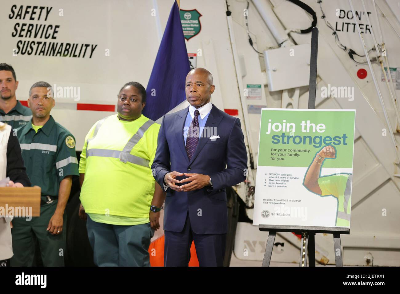 Spring Street DSNY, New York, Etats-Unis, 07 juin 2022 - le maire de New York, Eric Adams, et la commissaire du Département de l'assainissement de la ville de New York, Jessica Tisch, annoncent l'ouverture des inscriptions à l'examen de la fonction publique des travailleurs de l'assainissement à New York. Photo: Crédit PHOTO Luiz Rampelotto/EuropaNewswire OBLIGATOIRE. Banque D'Images
