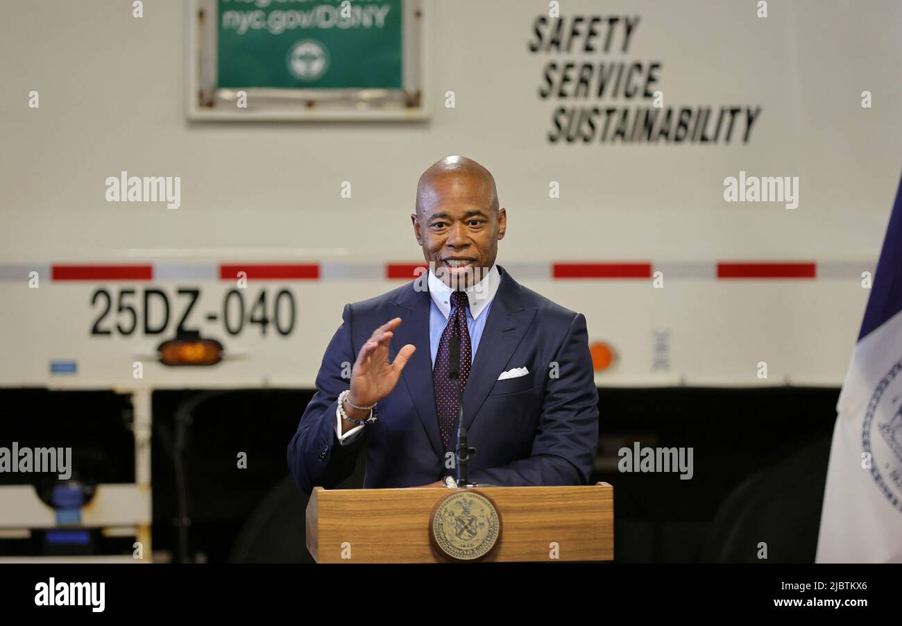 Spring Street DSNY, New York, Etats-Unis, 07 juin 2022 - le maire de New York, Eric Adams, et la commissaire du Département de l'assainissement de la ville de New York, Jessica Tisch, annoncent l'ouverture des inscriptions à l'examen de la fonction publique des travailleurs de l'assainissement à New York. Photo: Crédit PHOTO Luiz Rampelotto/EuropaNewswire OBLIGATOIRE. Banque D'Images