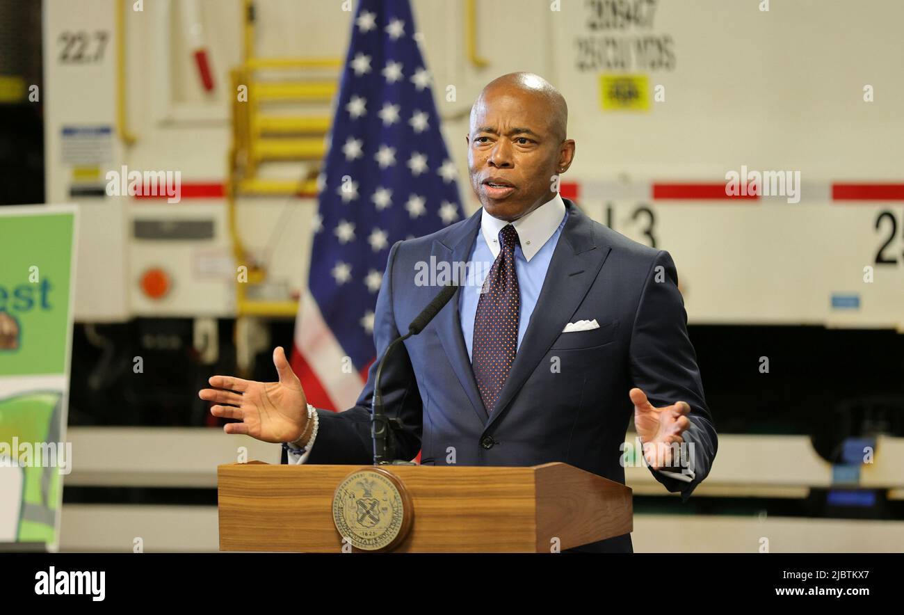 Spring Street DSNY, New York, Etats-Unis, 07 juin 2022 - le maire de New York, Eric Adams, et la commissaire du Département de l'assainissement de la ville de New York, Jessica Tisch, annoncent l'ouverture des inscriptions à l'examen de la fonction publique des travailleurs de l'assainissement à New York. Photo: Crédit PHOTO Luiz Rampelotto/EuropaNewswire OBLIGATOIRE. Banque D'Images