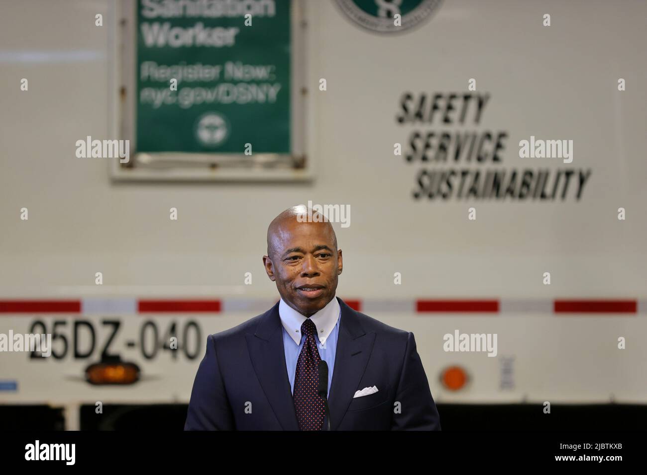 Spring Street DSNY, New York, Etats-Unis, 07 juin 2022 - le maire de New York, Eric Adams, et la commissaire du Département de l'assainissement de la ville de New York, Jessica Tisch, annoncent l'ouverture des inscriptions à l'examen de la fonction publique des travailleurs de l'assainissement à New York. Photo: Crédit PHOTO Luiz Rampelotto/EuropaNewswire OBLIGATOIRE. Banque D'Images