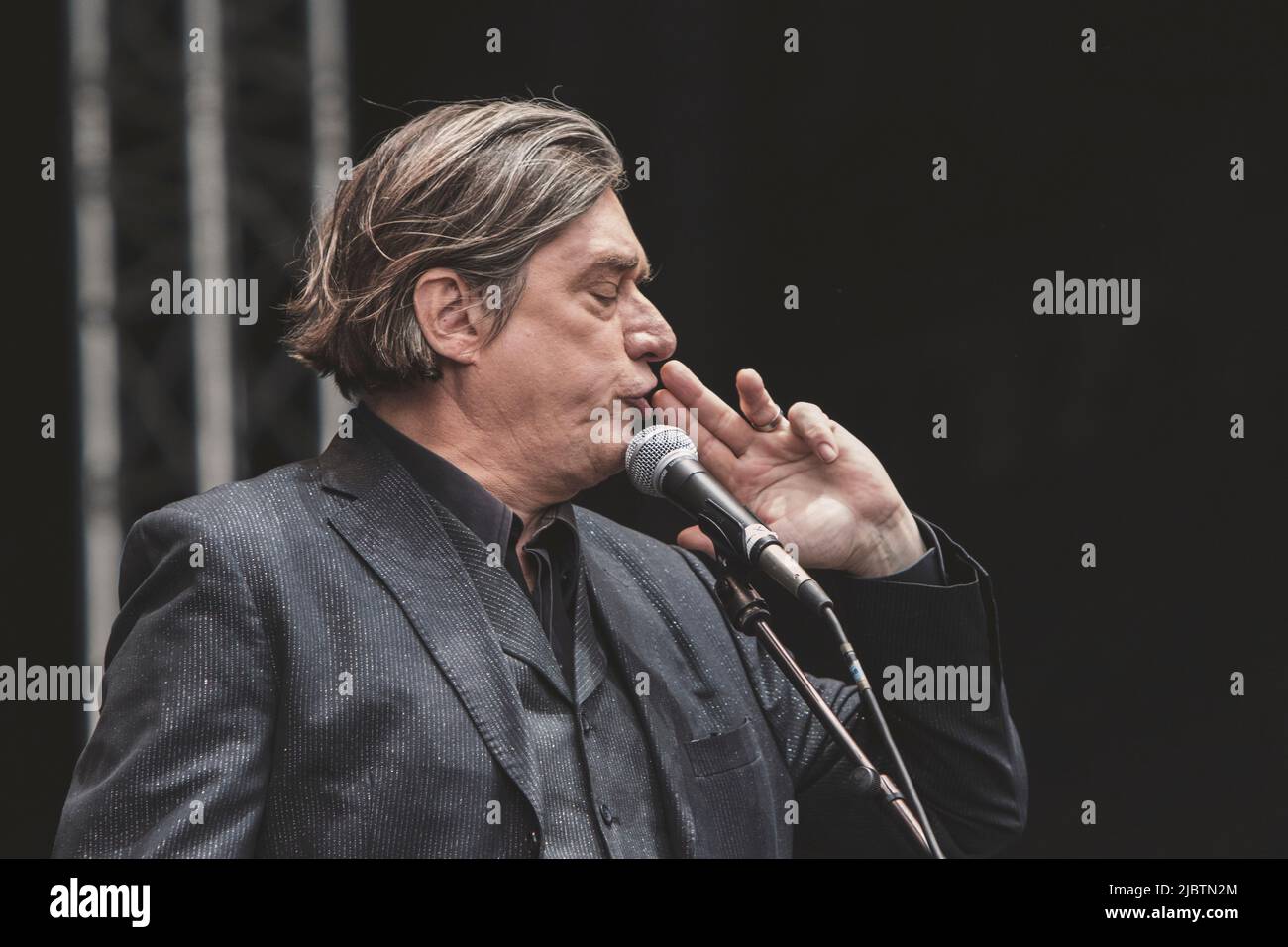 Blixa Bargeld d'Einsturzende Neubauten se produit sur scène avec son groupe au festival Haven à Copenhague. Banque D'Images