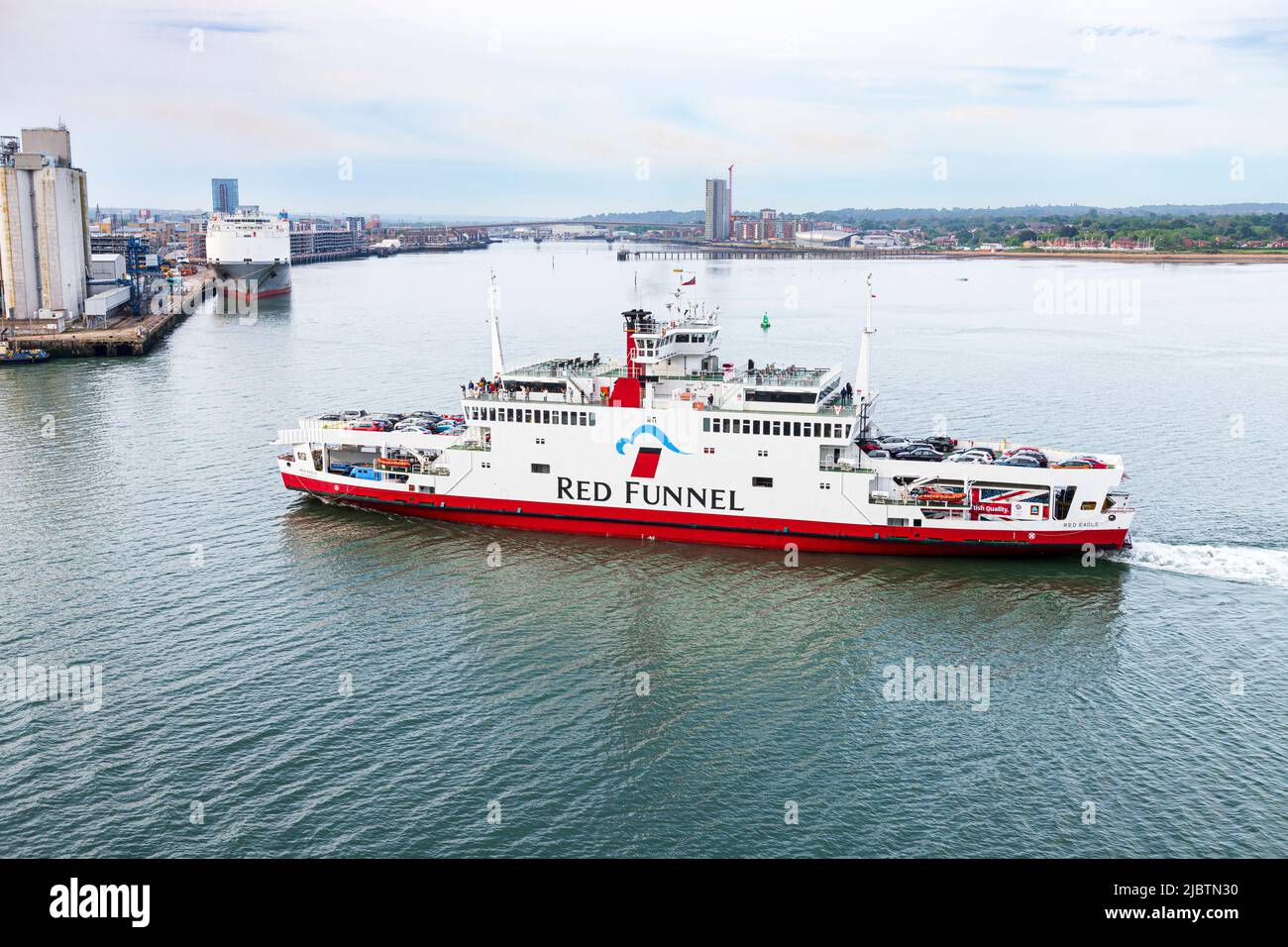 « V Red Eagle » un véhicule de la classe Raptor et un ferry pour passagers par Red Funnel revenant d'East Cowes sur l'île de Wight à Southampton Docks, Hampshire Banque D'Images