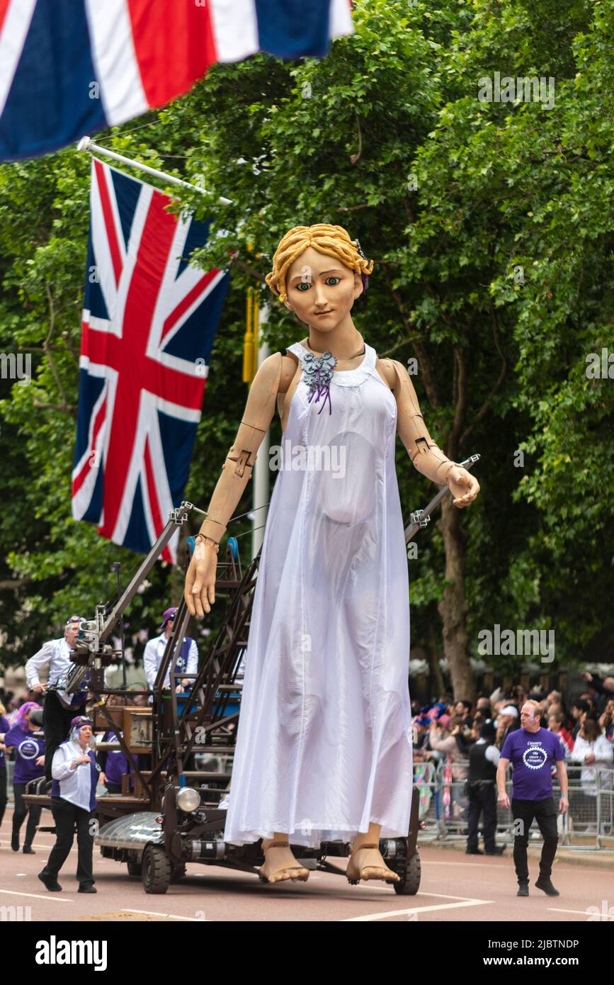 Figurine de marionnette Dame Godiva géante au défilé du Jubilé de platine de la Reine dans le Mall, Londres, Royaume-Uni. Caricature féminine d'Imagineer de Coventry Banque D'Images