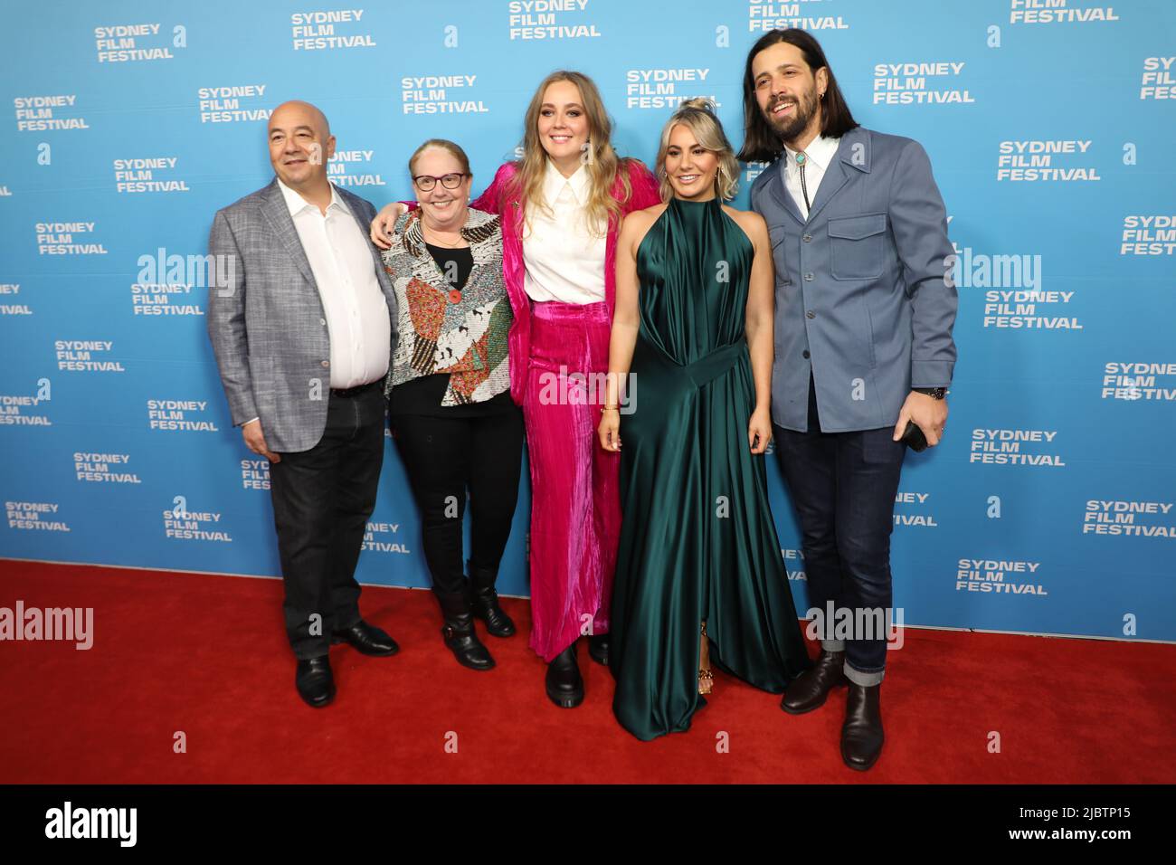 Sydney, Australie. 8th juin 2022. Sissy CAST et son équipage arrivent sur le tapis rouge pour la soirée d'ouverture du Festival du film de Sydney au Théâtre d'État. Credit: Richard Milnes/Alamy Live News Banque D'Images