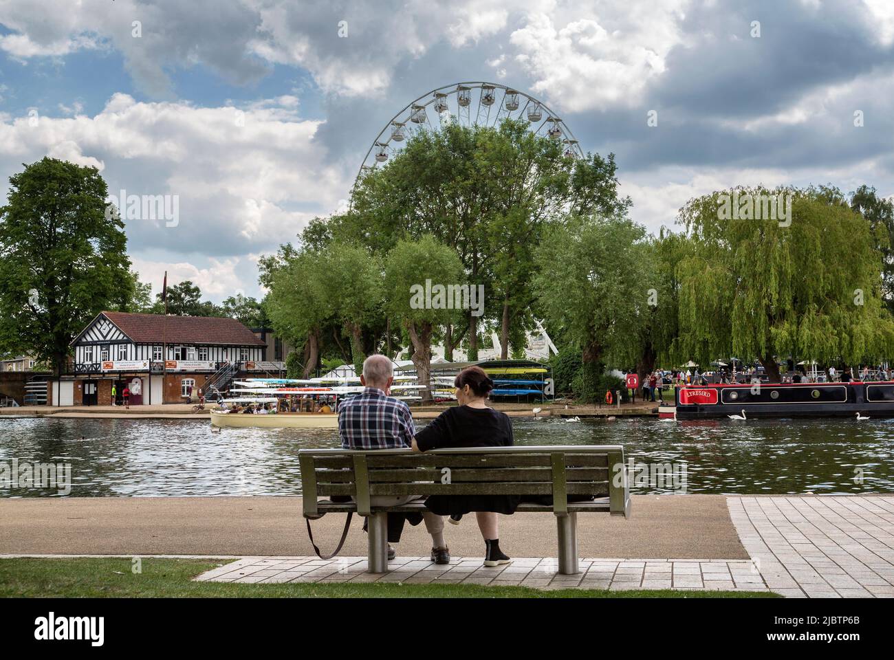Un couple assis sur un banc parlant dans un cadre pittoresque et détendu. Concept de relation, de mariage, d'amour ou de soutien. Banque D'Images