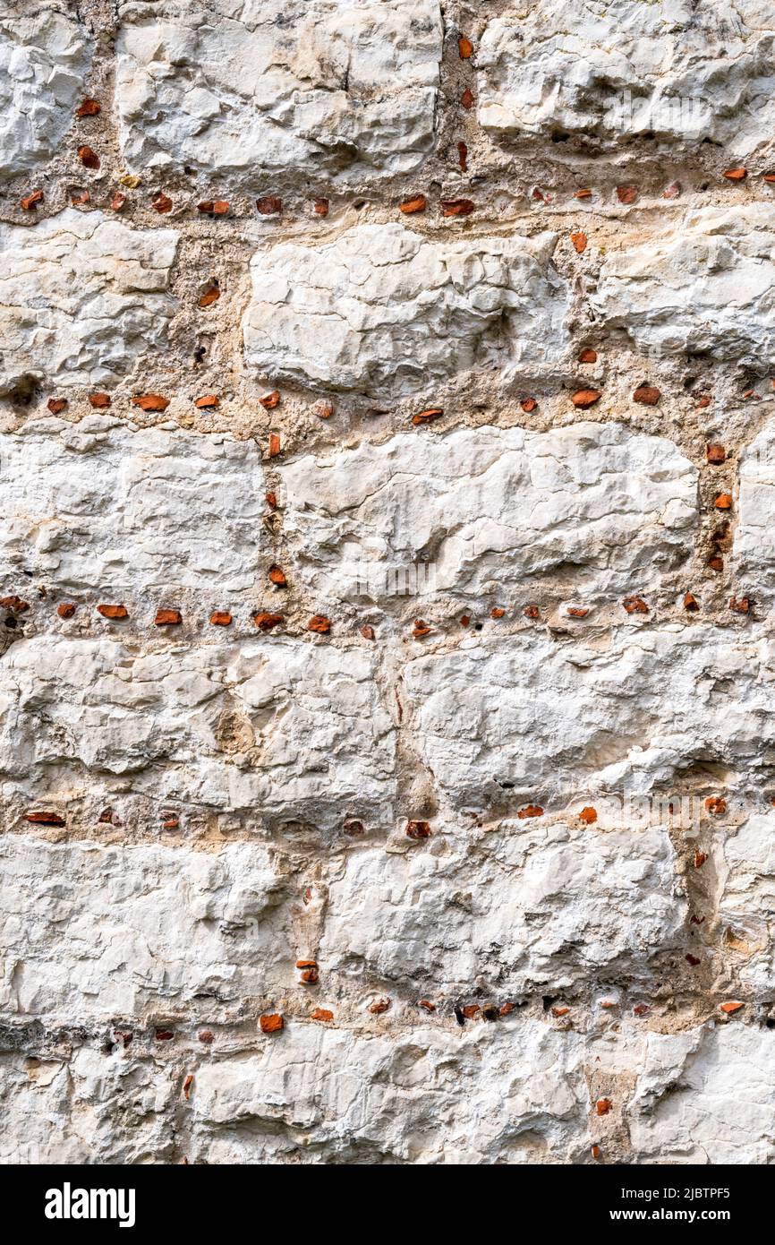 Gallating - petits morceaux, ou salopettes, de carstone insérés dans le mortier entre des blocs de craie ou de la croche sur le côté d'un chalet Norfolk. Banque D'Images