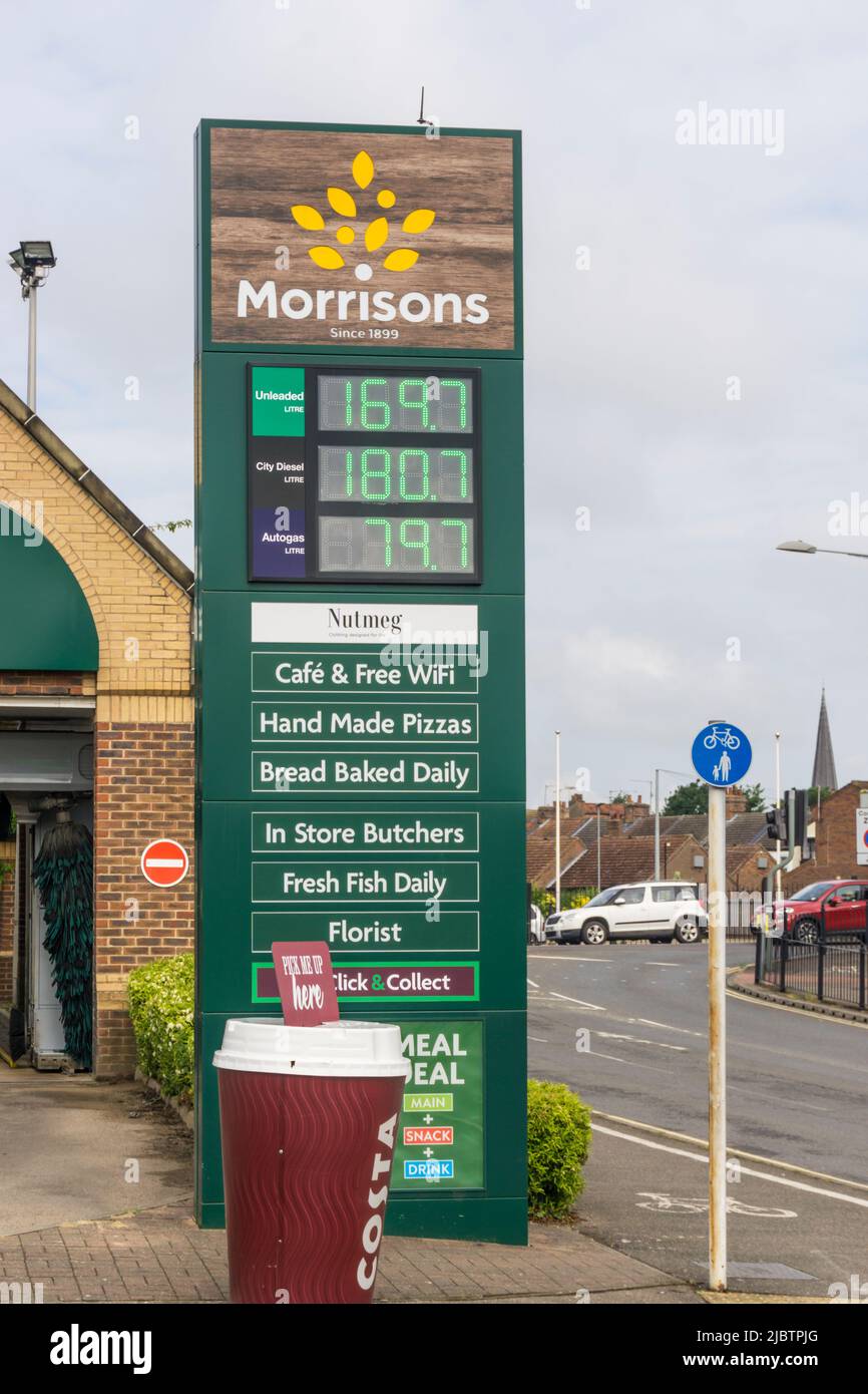 Mai 2022 prix du carburant à l'extérieur d'un garage attaché à un supermarché Morrisons à King's Lynn à Norfolk. Banque D'Images