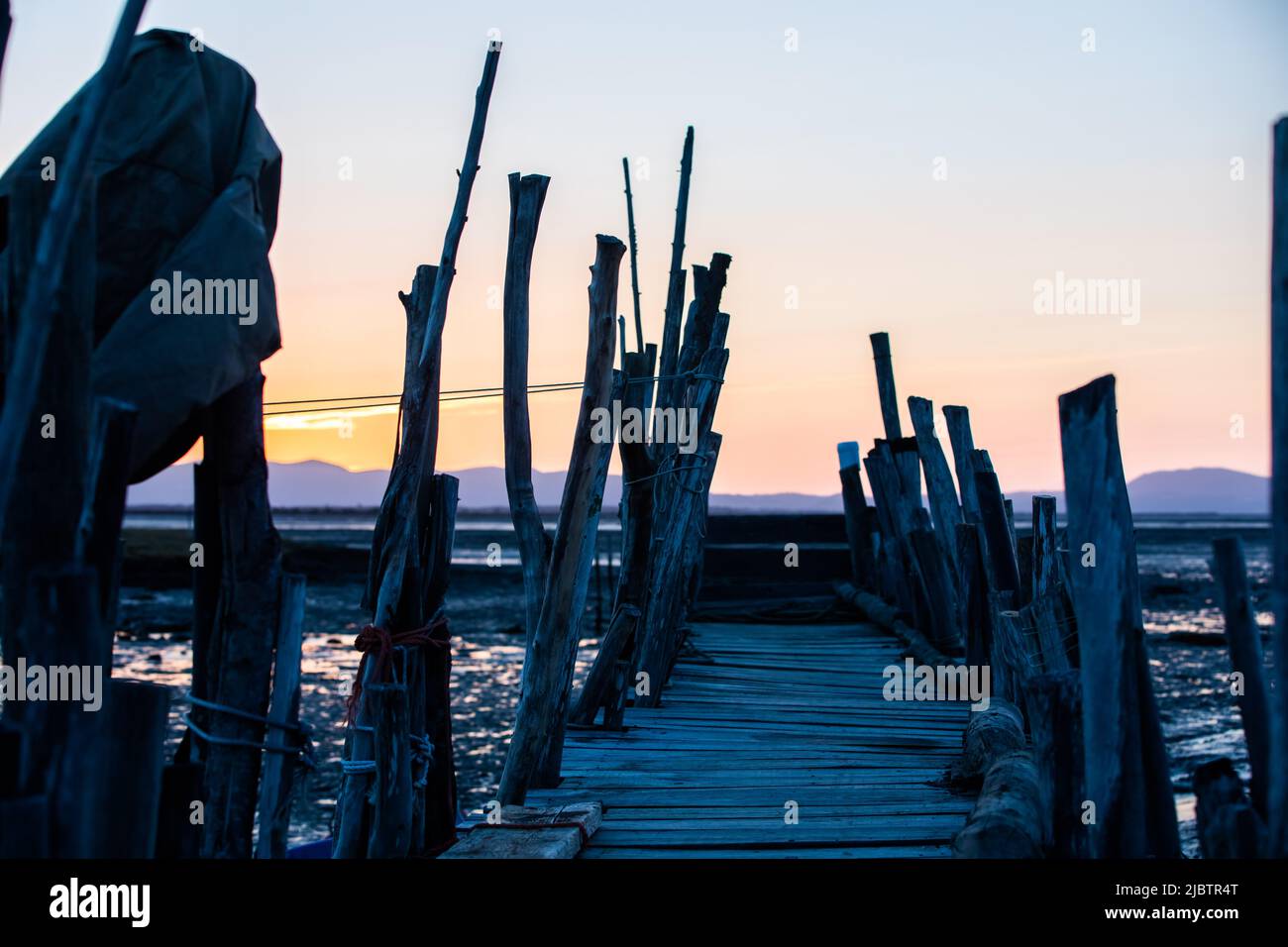 Porto Palafita da Carrasqueira, connu sous le nom de "Cais Palafitico da Carrasqueira" ou "Carrasqueira Palafitic Pier", quai emboîtable sur pilotis en bois, construit Banque D'Images