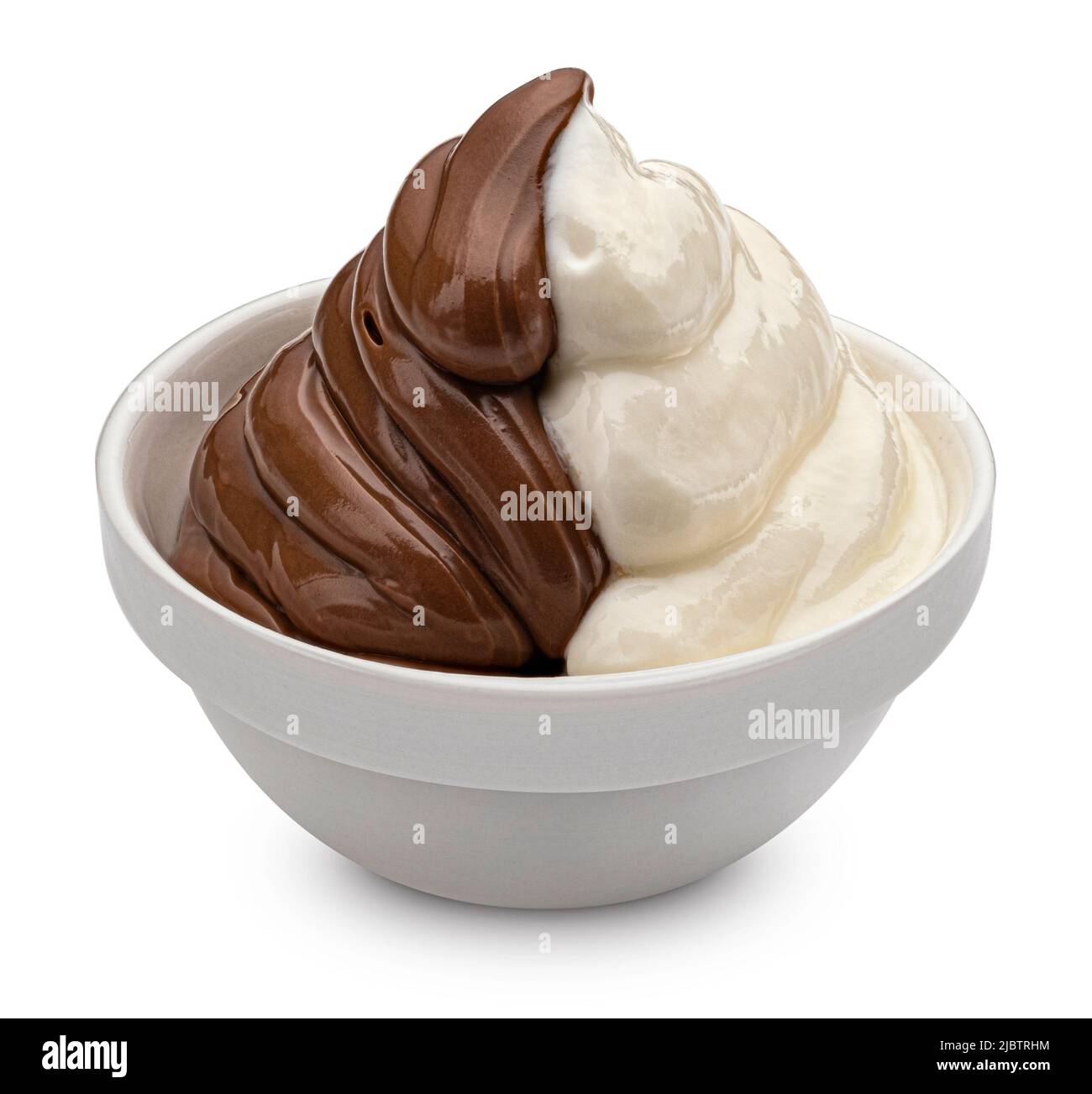 Tourbillon de crème au chocolat et à la vanille isolée sur fond blanc Banque D'Images