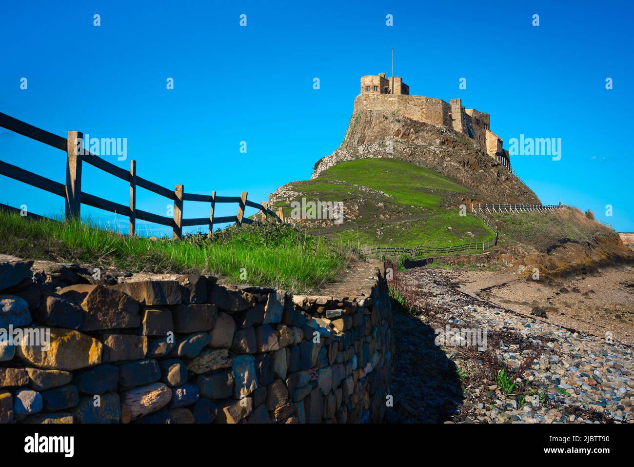 Île de Lindisfarne, vue sur le château de 16th siècles situé sur l'île Sainte (Lindisfarne) sur la côte de Northumberland, Angleterre, Royaume-Uni Banque D'Images