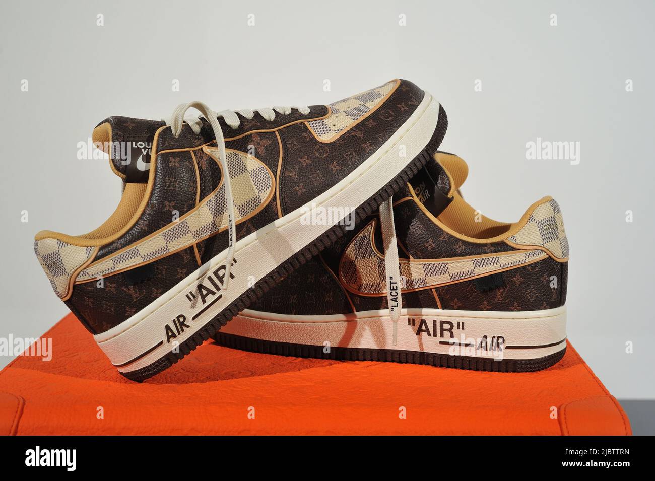 New York, États-Unis. 08th juin 2022. Les chaussures Nike Air Force 1  conçues par Virgile Aboh sont exposées à Sotheby's New York on 8 juin 2022.  (Photo de Stephen Smith/SIPA USA) crédit: