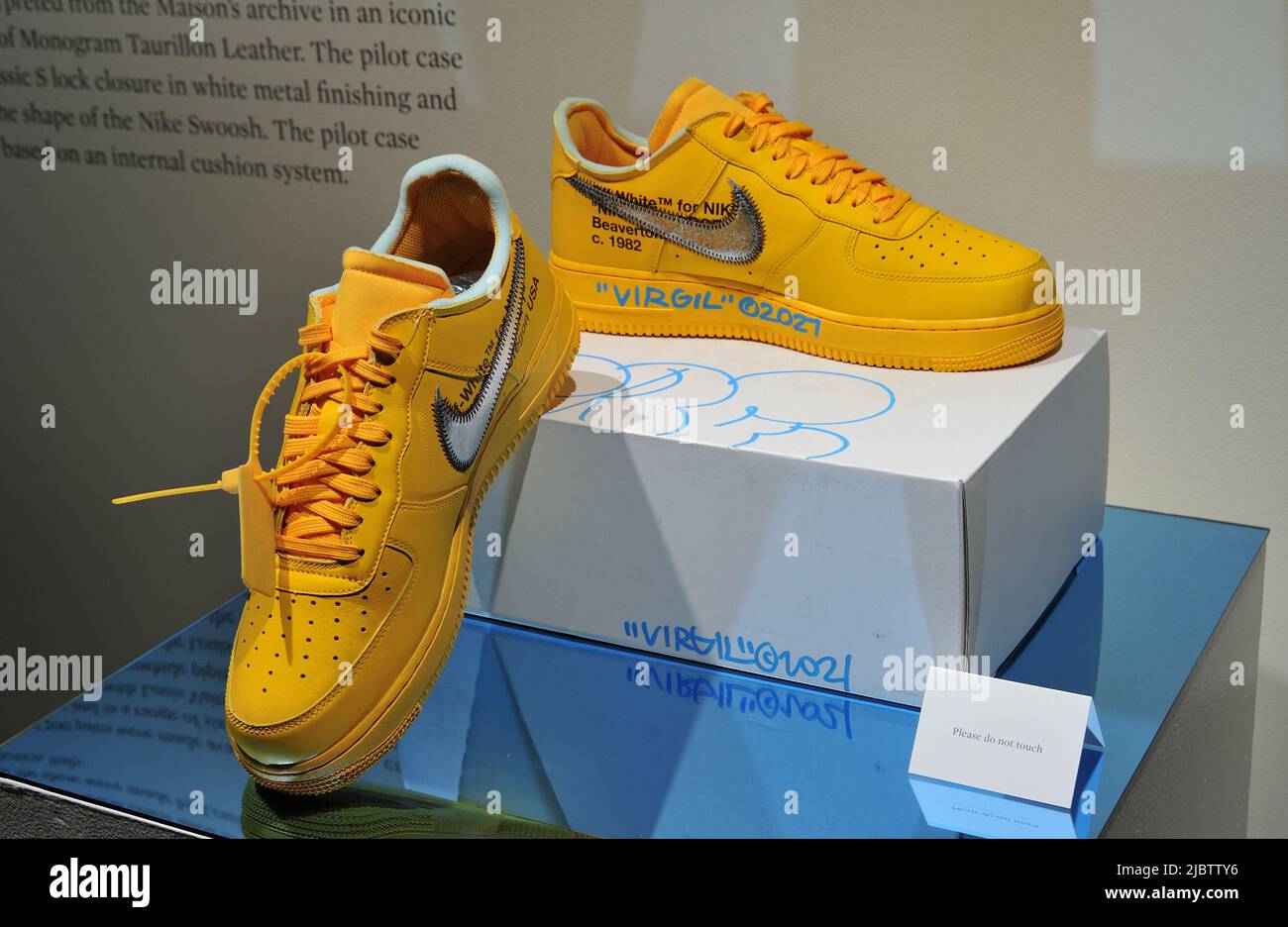 Nike Air Force 1 Low Shoes signé par Virgil Abloh exposé à Sotheby's New  York on 8 juin 2022. (Photo de Stephen Smith/SIPA USA Photo Stock - Alamy