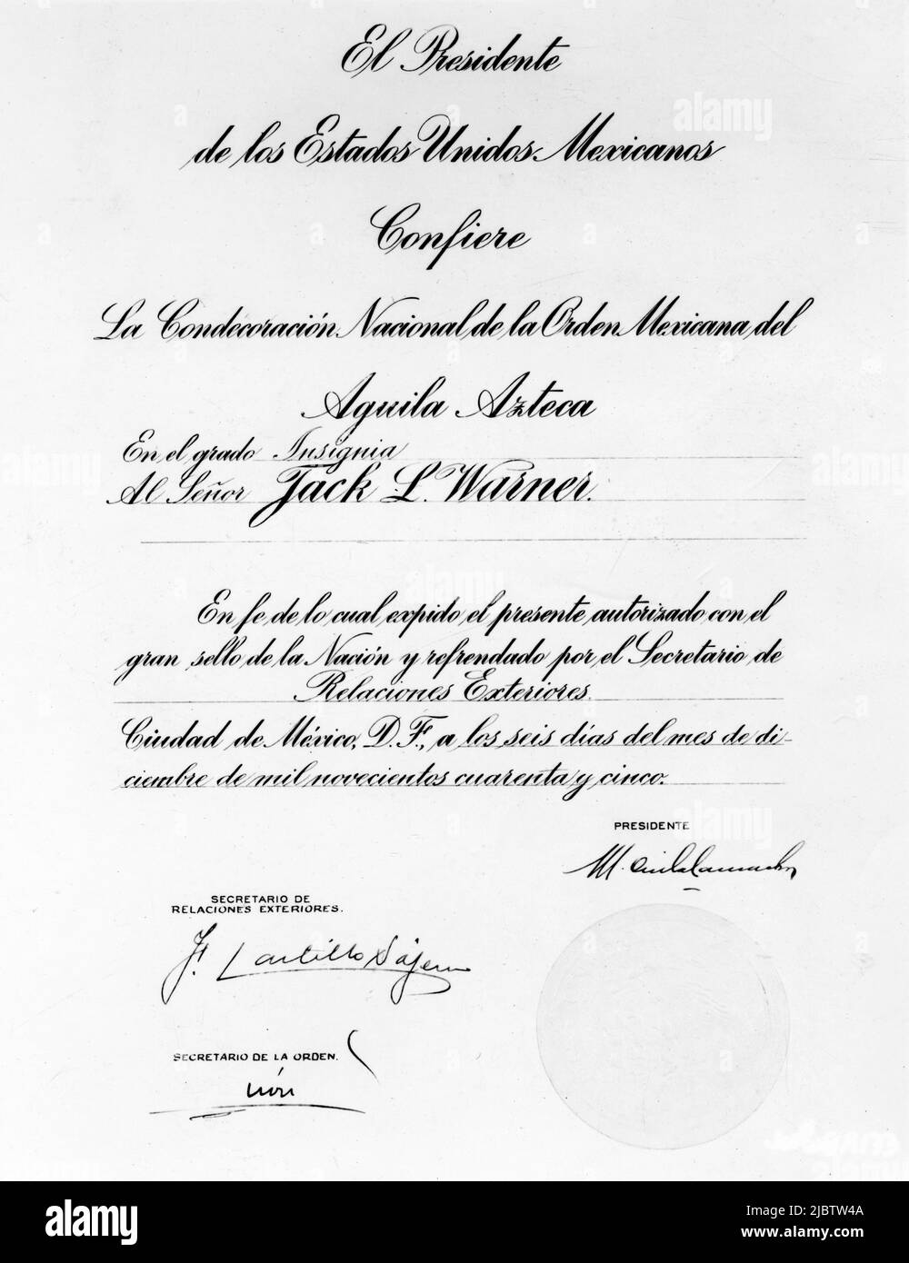 The Scroll présenté au producteur exécutif JACK L. WARNER au moment où il a reçu la COMMANDE MEXICAINE DE L'AZTEC EAGLE vers 1946 publicité pour Warner Bros. Banque D'Images