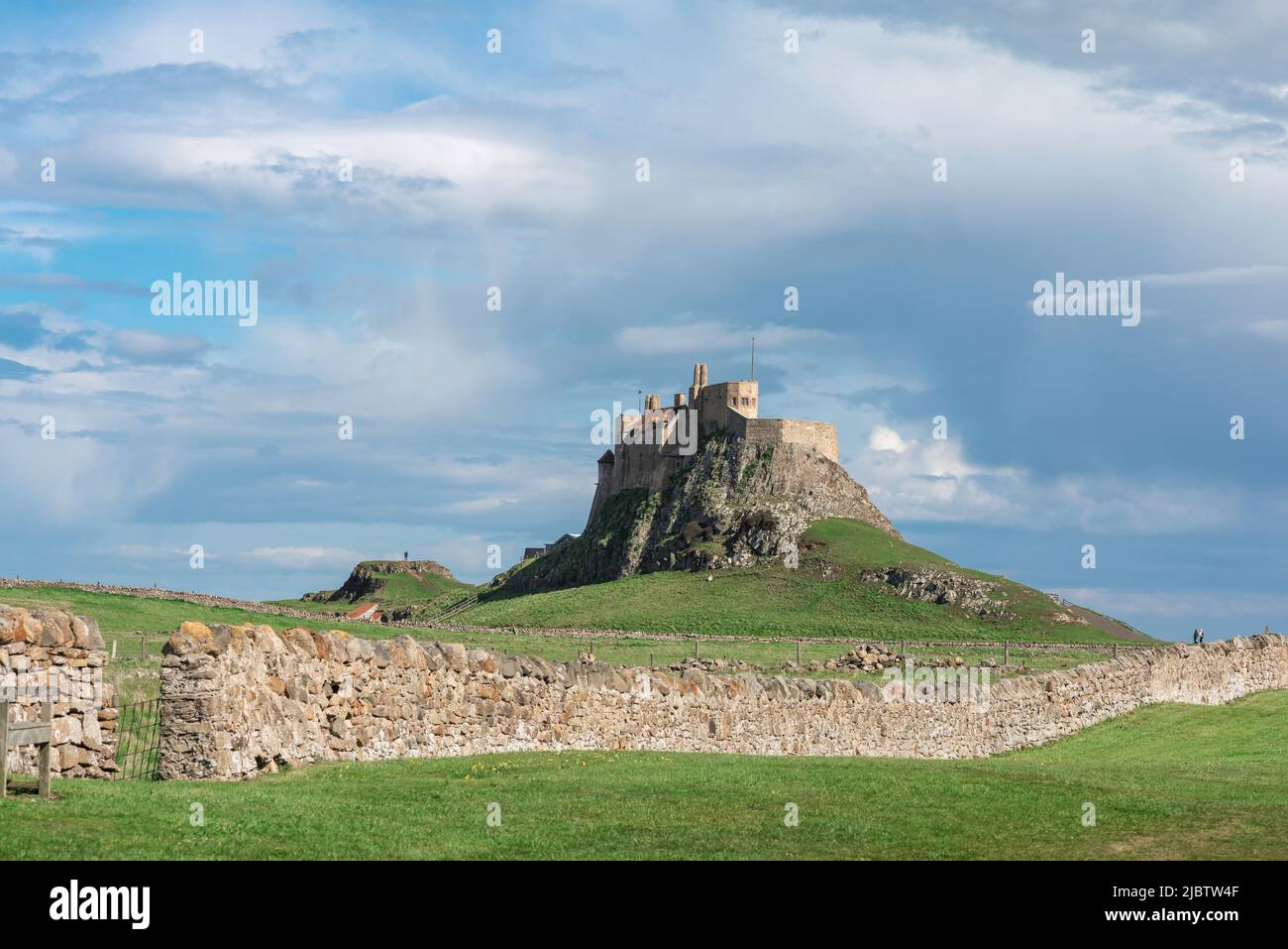 Château de Lindisfarne, vue sur le château de 16th siècle situé sur l'île Sainte (Lindisfarne) sur la côte de Northumberland, Angleterre, Royaume-Uni Banque D'Images