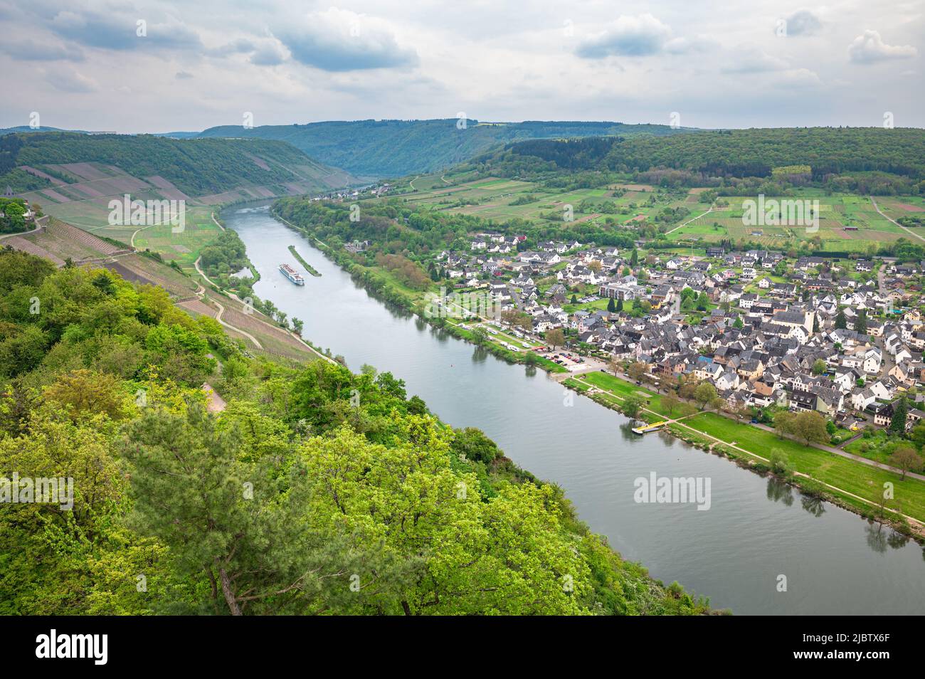 Vue aérienne des bateaux dans la rivière Mosel, État de Rheinland-Pfalz, Allemagne Banque D'Images