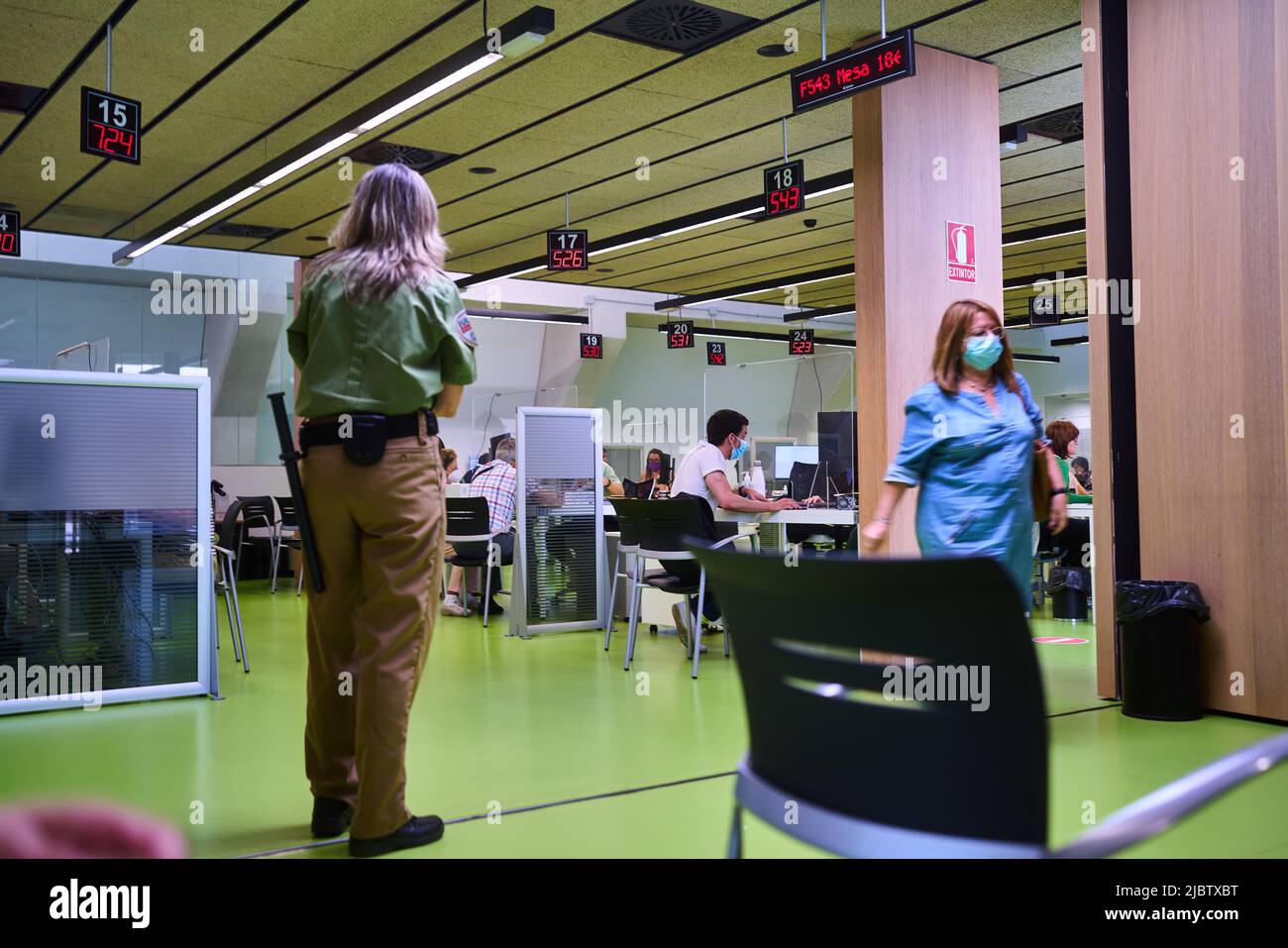 Pampelune Espagne, 8 juin 2022, vue intérieure d'un centre fiscal pour faire la déclaration d'impôts et d'impôt sur le revenu des particuliers 2022. Photo de haute qualité Banque D'Images