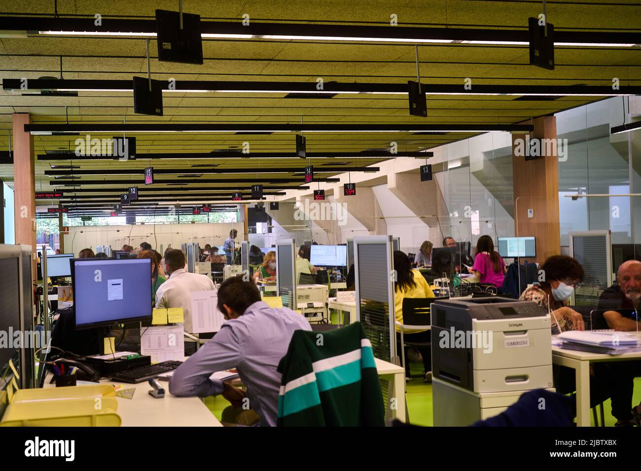 Pampelune Espagne, 8 juin 2022, vue intérieure d'un centre fiscal pour faire la déclaration d'impôts et d'impôt sur le revenu des particuliers 2022. Photo de haute qualité Banque D'Images