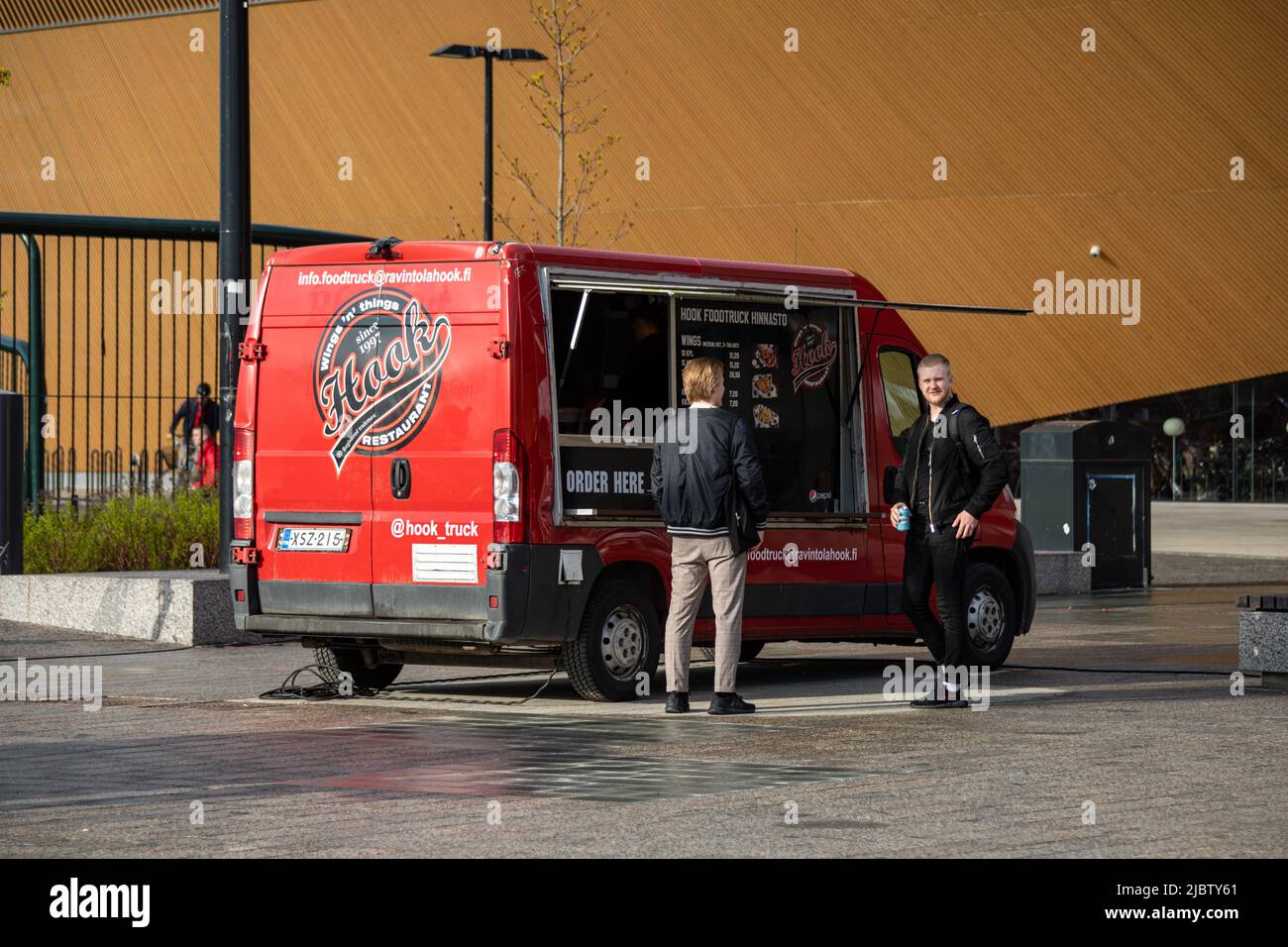 Accrochez un camion de rue devant la bibliothèque Oodi à Helsinki, en Finlande Banque D'Images