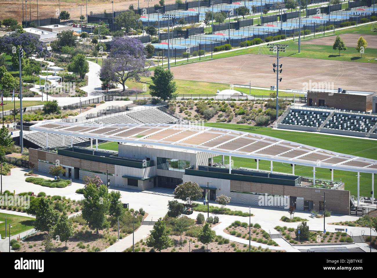 IRVINE, CALIFORNIE, -6 JUIN 2022 : vue aérienne du stade de football et des courts de tennis du Orange County Great Park. Banque D'Images