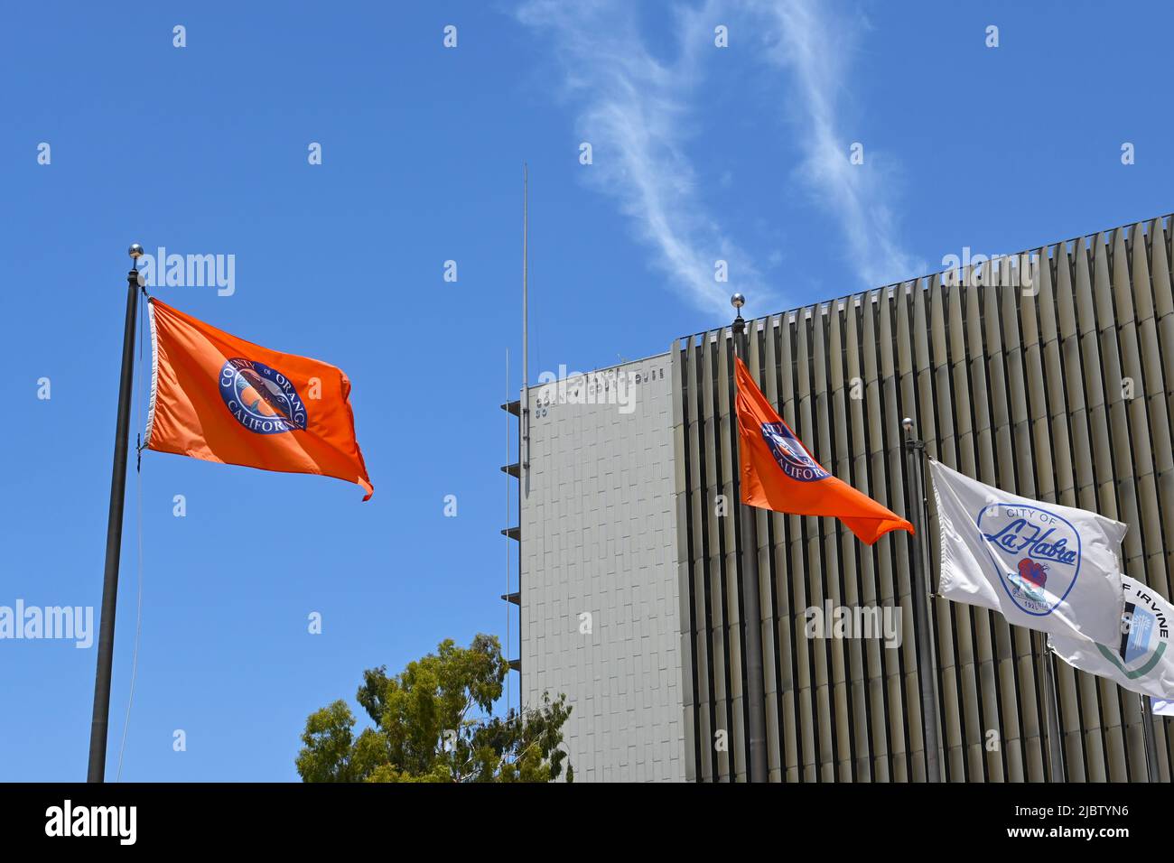 SANTA ANA, CALIFORNIE - 2 JUIN 2022 : drapeaux du comté devant le palais de justice du comté d'Orange, sur la Civic Center Plaza. Banque D'Images