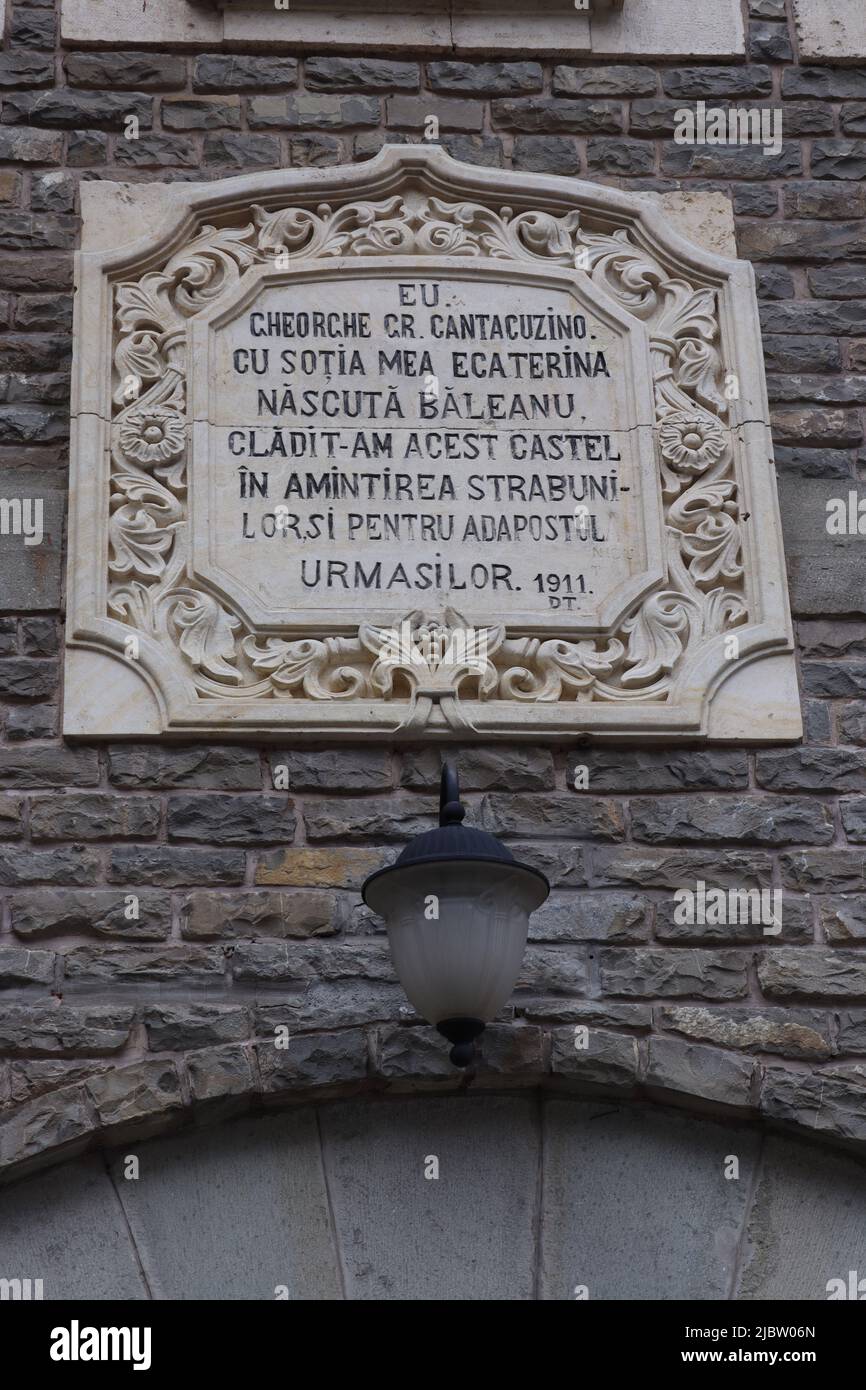 L'ancienne plaque qui présente une petite histoire d'une partie de la construction construite à la mémoire de la famille Cantacuzino Banque D'Images