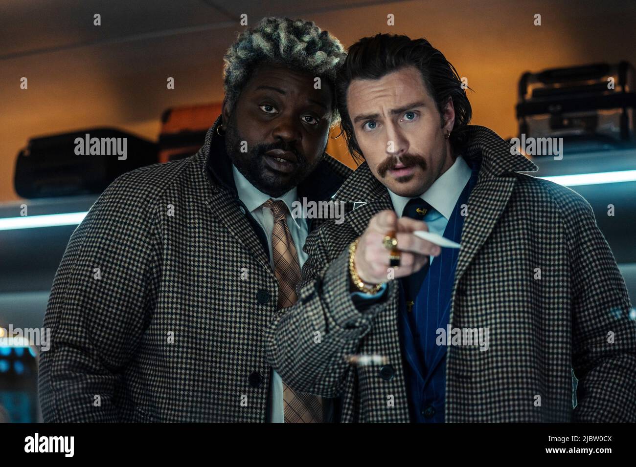 Train A Grande Vitesse Film ÉTATS-UNIS. Brian Tiree Henry et Aaron Taylor-Johnson dans le (C)Sony  Pictures Entertainment nouveau film: Bullet train (2022). Complot : cinq  assassins à bord d'un train à grande vitesse découvrent que leurs missions