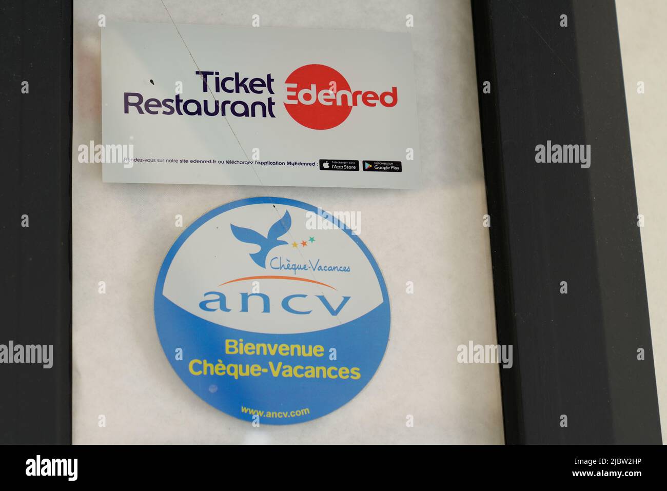 Bordeaux , Aquitaine France - 05 15 2022 : Ticket Restaurant marque Edenred  logo et contrôle de texte vacances signe ancv marque Photo Stock - Alamy