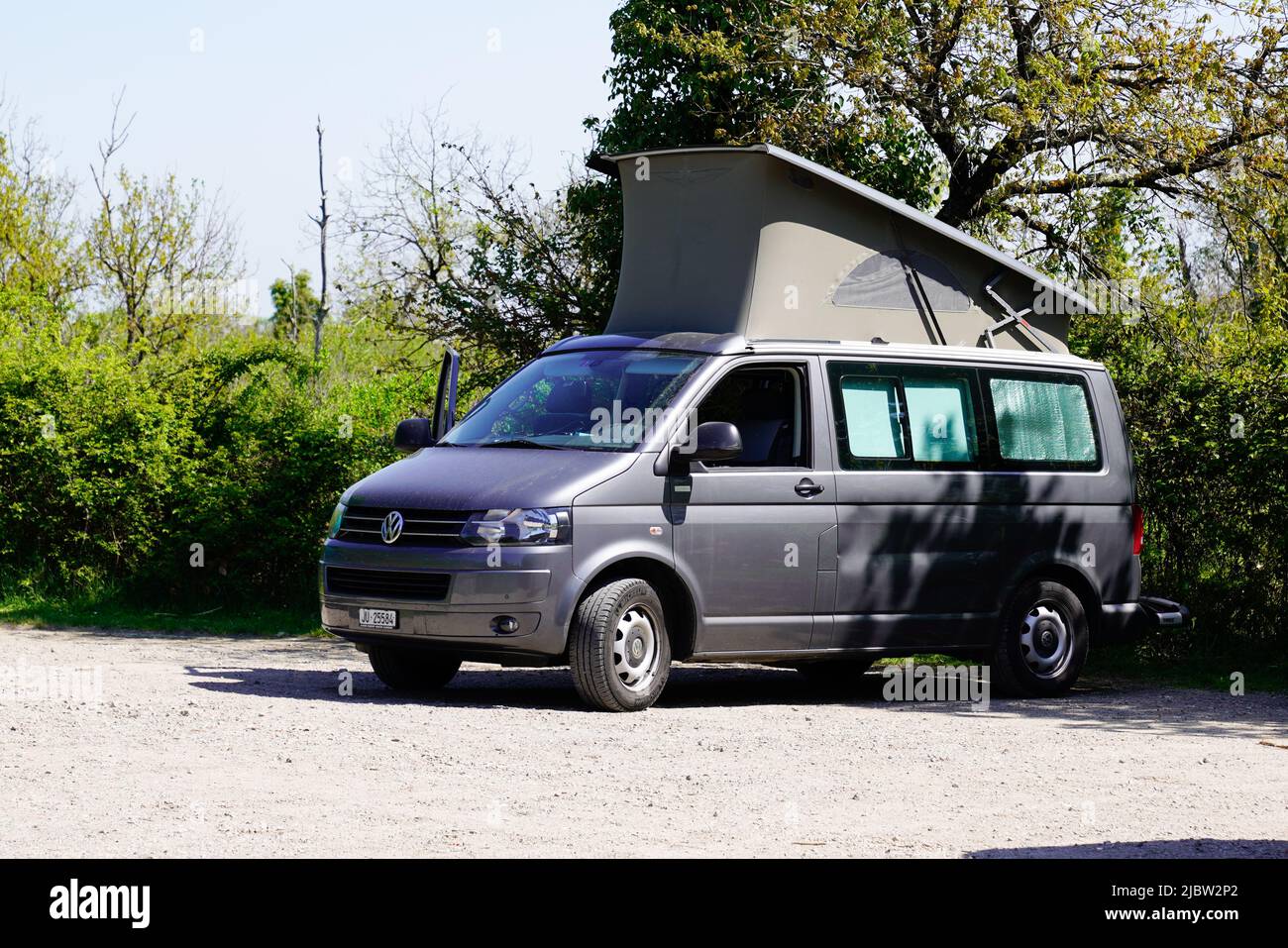 Bordeaux , Aquitaine France - 05 15 2022 : volkswagen Camper Van Bulli westfalia toit ouvert garé dans la zone de camping du parc Banque D'Images
