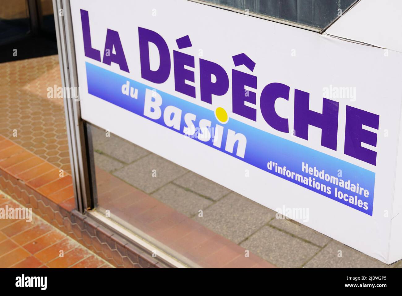 Bordeaux , Aquitaine France - 05 15 2022 : la depeche du bassin logo marque  et texte signe du journal français journal régional journal nouvelles à  arcachon SO Photo Stock - Alamy