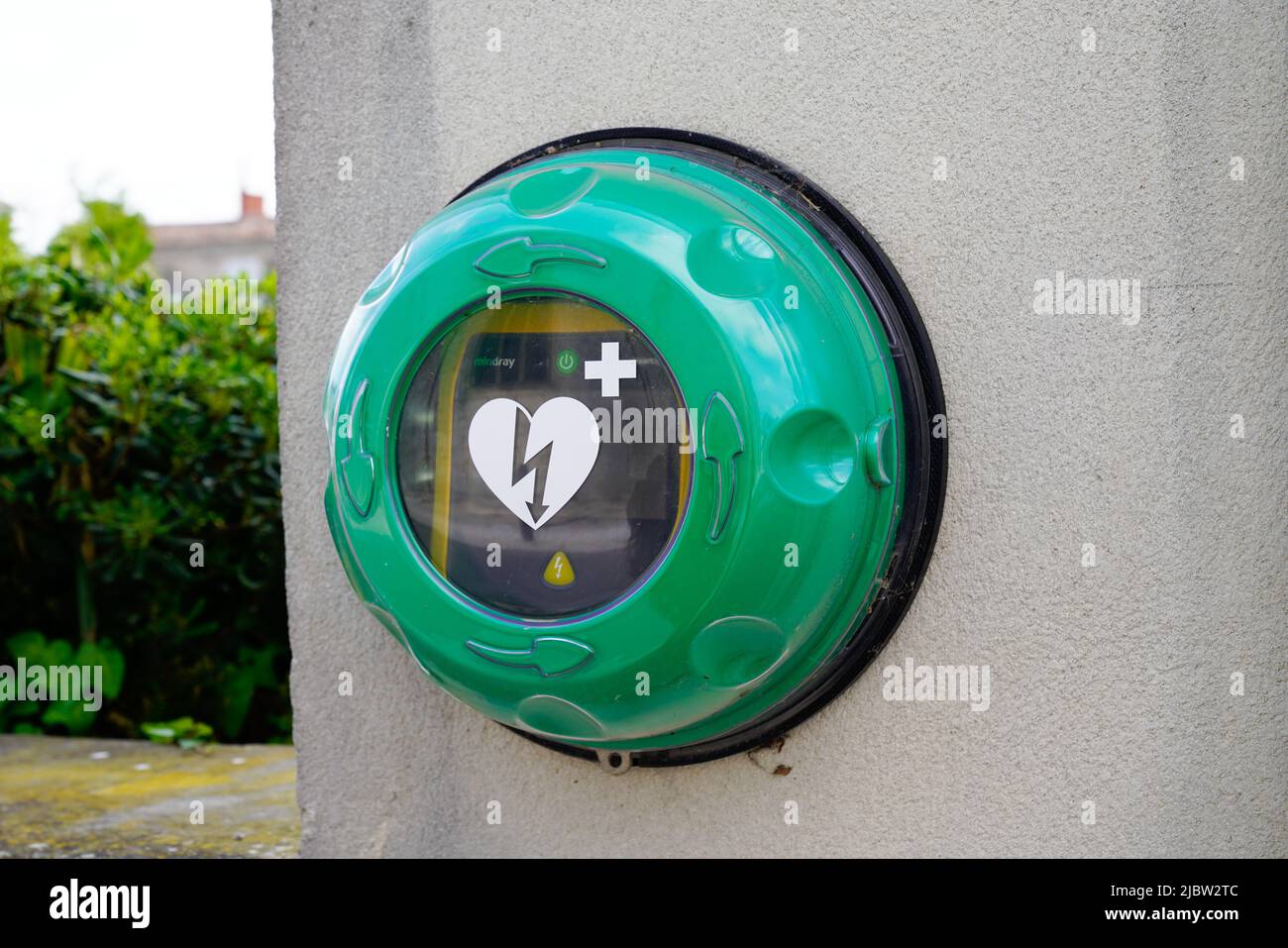 Bordeaux , Aquitaine France - 05 19 2022 : panneau du logo dae mindray et texte français défibrillateur automatisé externe placé sur le mur de la rue publique Banque D'Images