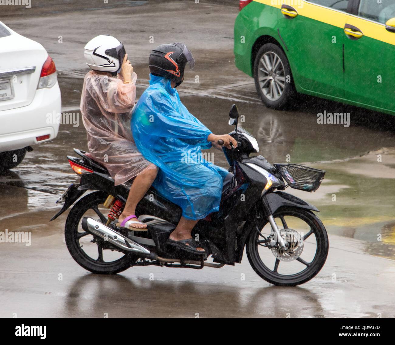 Moto sous la pluie Banque de photographies et d'images à haute résolution -  Alamy