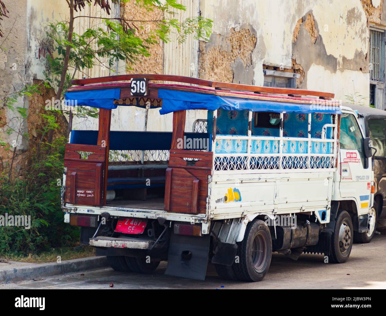 Zanzibar, Tanzanie – Jan, 2021: Dala dala sur la rue de Tanzanie, les transports publics en Afrique Banque D'Images