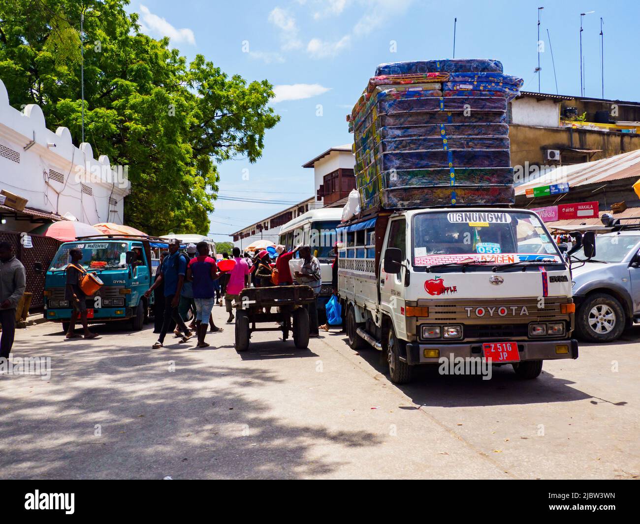 Zanzibar, Tanzanie - janvier 2021 : Dala Dala dans la rue de Tanzanie, le transport public africain pour le transport des personnes et des marchandises. Covid temps en Afrique. Banque D'Images