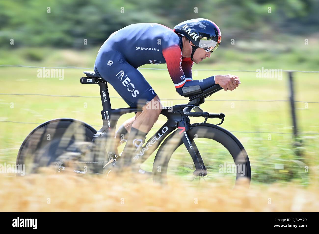 Polonais Michal Kwiatkowski d'Ineos Grenadiers photographiés en action lors de la quatrième étape de la course cycliste Criterium du Dauphine, un essai individuel de 31,9km entre Montbrison et la Batie d'Urfe, France, le mercredi 08 juin 2022. BELGA PHOTO DAVID STOCKMAN Banque D'Images