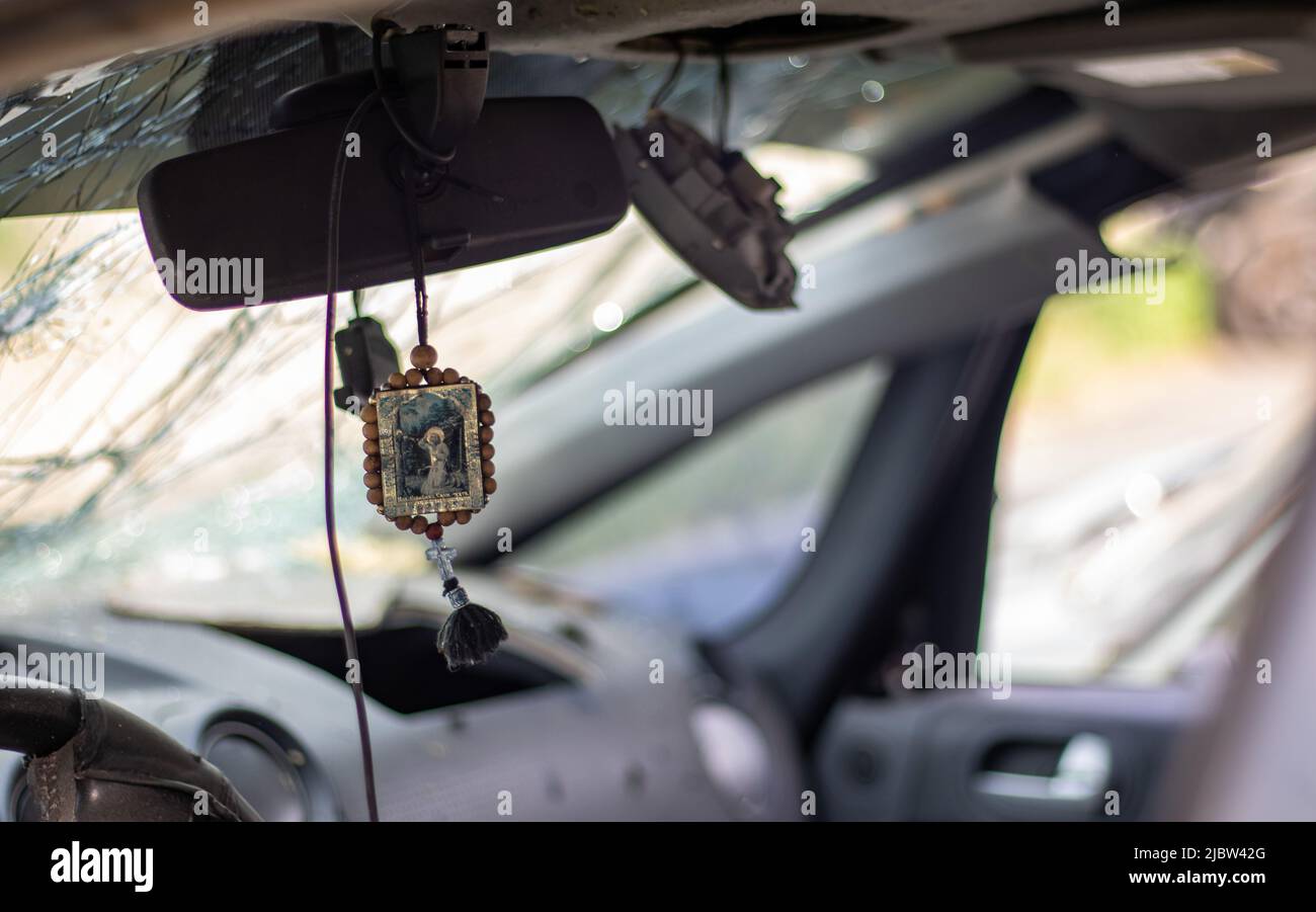 Pare-brise cassé d'une balle, vue de l'intérieur. Verre endommagé avec des traces d'une pierre venant en sens inverse sur la route. Vue intérieure de la voiture. Traduction : s Banque D'Images