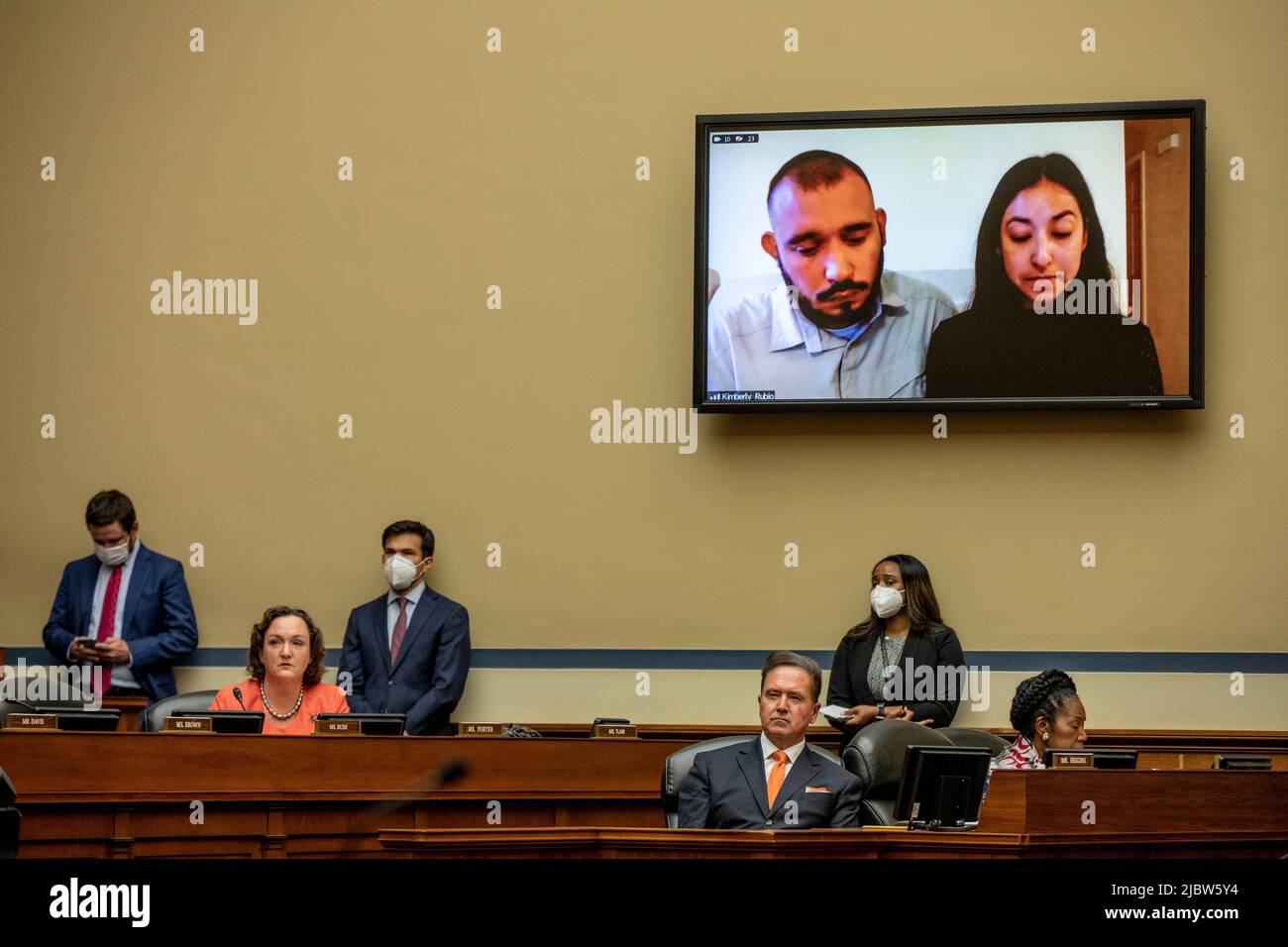 Washington, D.C., 8 juin 2022, Felix Rubio et Kimberly RubioParents de Lexi Rubio d'Uvalde, Texas, témoigne devant le Comité de surveillance et de réforme de la Chambre des communes au sujet de la violence par les armes à feu sur 8 juin 2022 à Washington, D.C. (photo de Jason Andrew/Pool/Sipa USA) Banque D'Images