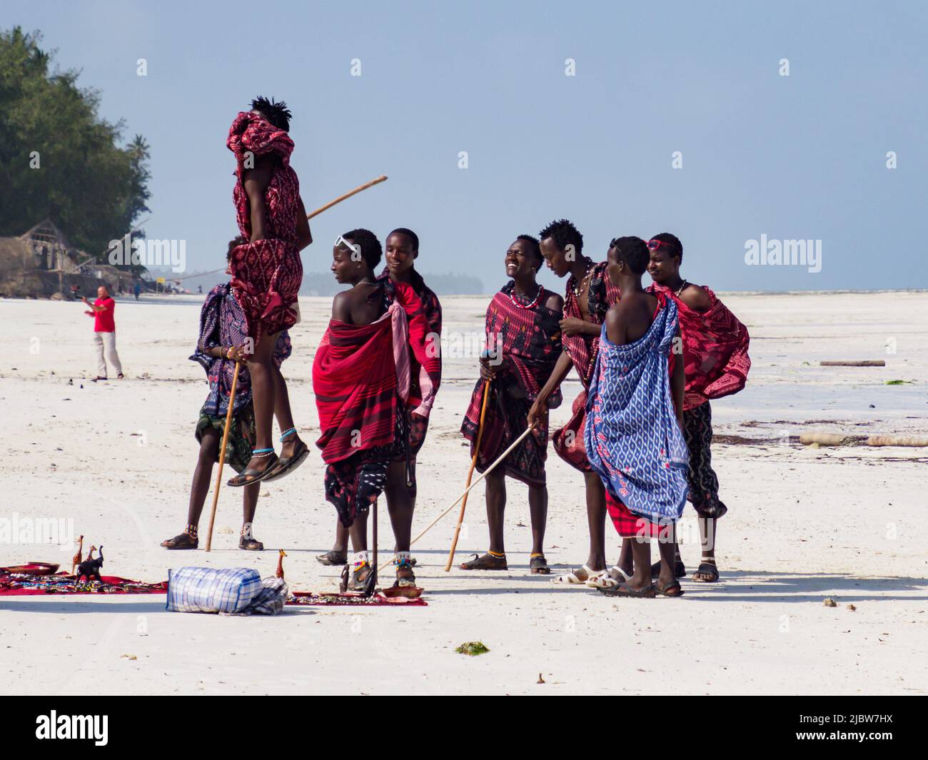 Paje, Zanzibar - janvier 2021: Groupe de guerriers maasai africains en ...