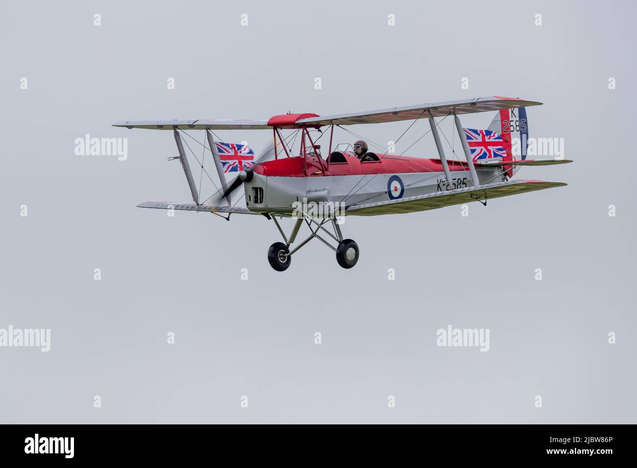 1931 DH82A Tiger Moth (K2585) volant à Shuttleworth avec les drapeaux de Union Jack célébrant le Jubilé de platine de la Reine le 5th juin 2022 Banque D'Images