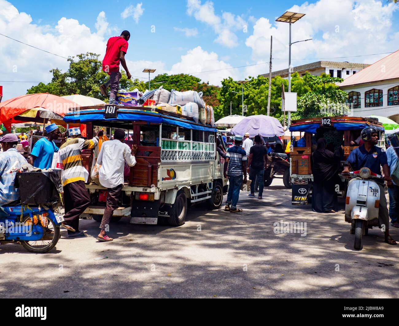 Zanzibar, Tanzanie - janvier 2021: Dala loin sur la rue de Tanzanie, le transport public de l'Afrique pour transporter des personnes et des marchandises. Covid temps en Afrique. Banque D'Images