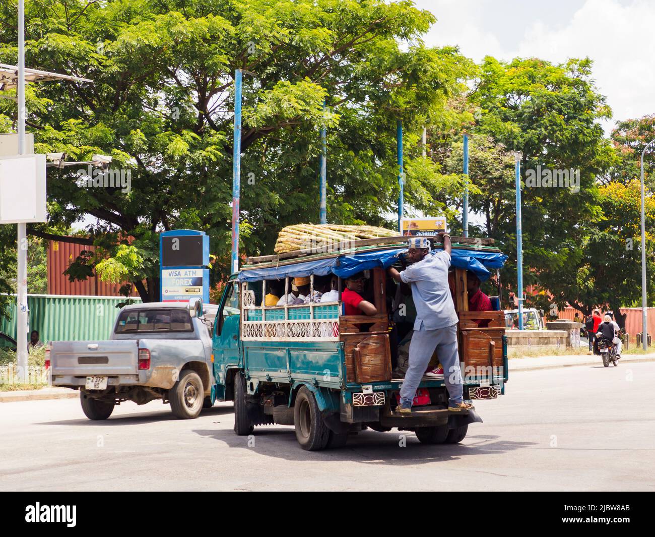 Zanzibar, Tanzanie - janvier 2021: Dala loin sur la rue de Tanzanie, le transport public de l'Afrique pour transporter des personnes et des marchandises. Covid temps en Afrique. Banque D'Images