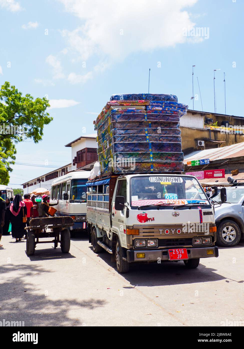 Zanzibar, Tanzanie - janvier 2021: Dala loin sur la rue de Tanzanie, le transport public de l'Afrique pour transporter des personnes et des marchandises. Covid temps en Afrique. Banque D'Images