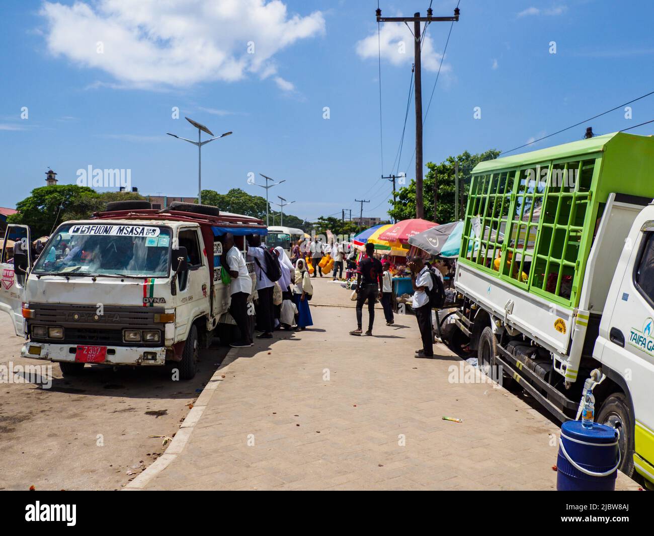 Zanzibar, Tanzanie - janvier 2021: Dala loin sur la rue de Tanzanie, le transport public de l'Afrique pour transporter des personnes et des marchandises. Covid temps en Afrique. Banque D'Images