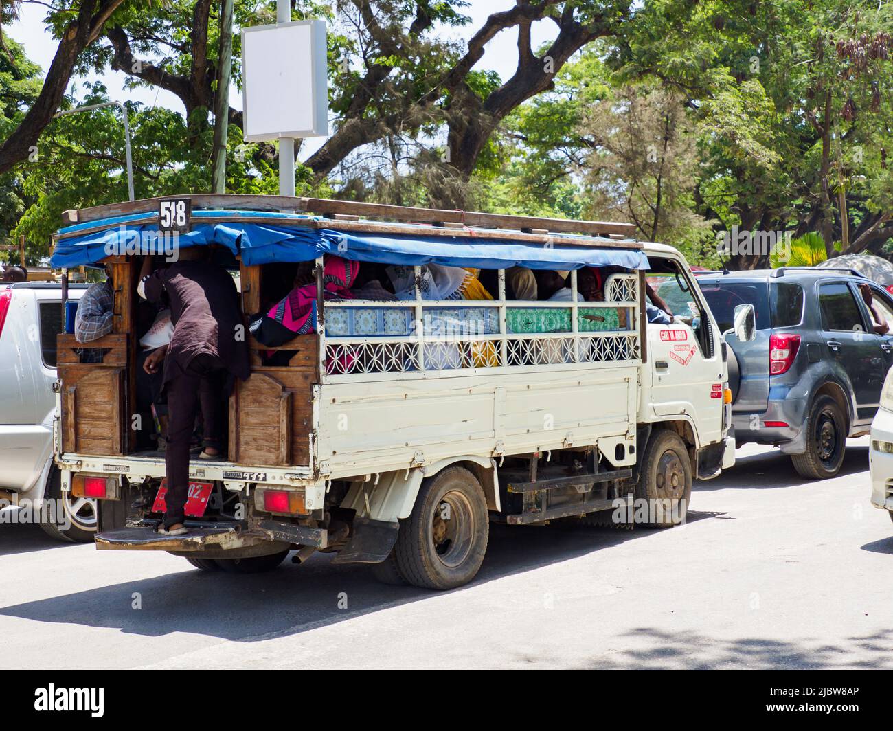 Zanzibar, Tanzanie - janvier 2021: Dala loin sur la rue de Tanzanie, le transport public de l'Afrique pour transporter des personnes et des marchandises. Covid temps en Afrique. Banque D'Images