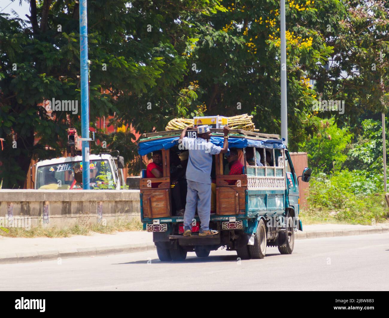 Zanzibar, Tanzanie - janvier 2021: Dala loin sur la rue de Tanzanie, le transport public de l'Afrique pour transporter des personnes et des marchandises. Covid temps en Afrique. Banque D'Images