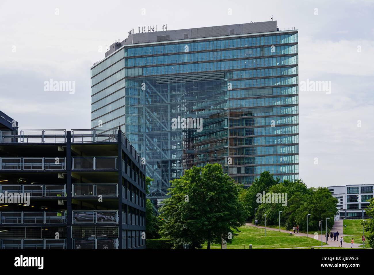 Le Stadttor est une tour de bureaux située dans le quartier Unterbilk de Düsseldorf, Rhénanie-du-Nord-Westphalie, Allemagne, 23.5.22 Banque D'Images