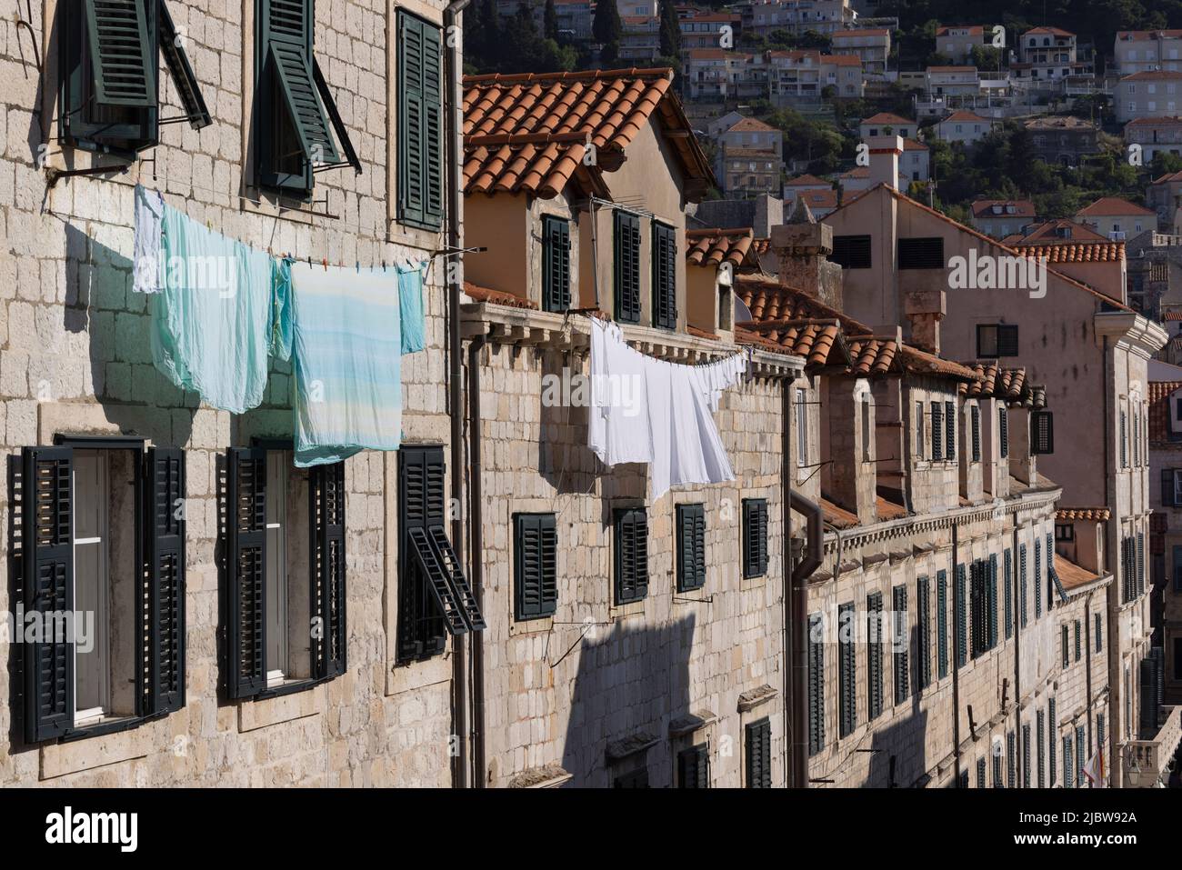 Séchage de linge sur Clothesline au-dessus de la place Gunduliceva Poljana vue de l'escalier jésuite, Dubrovnik, Croatie Banque D'Images