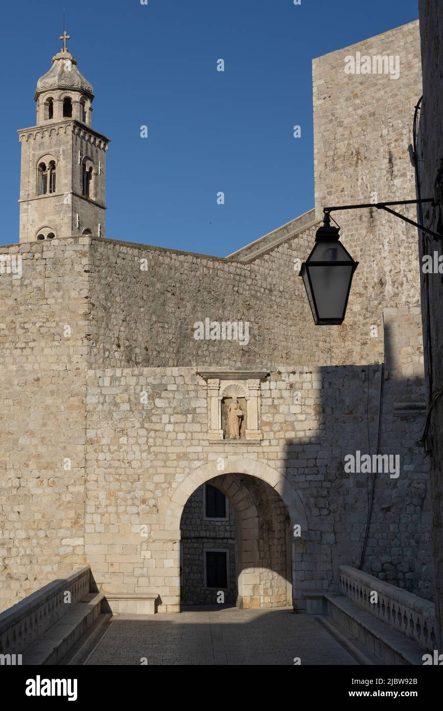 Porte de Ploce et pont sur l'ancienne Moat avec le Bas relief de St Blaise, Dubrovnik, Croatie Banque D'Images